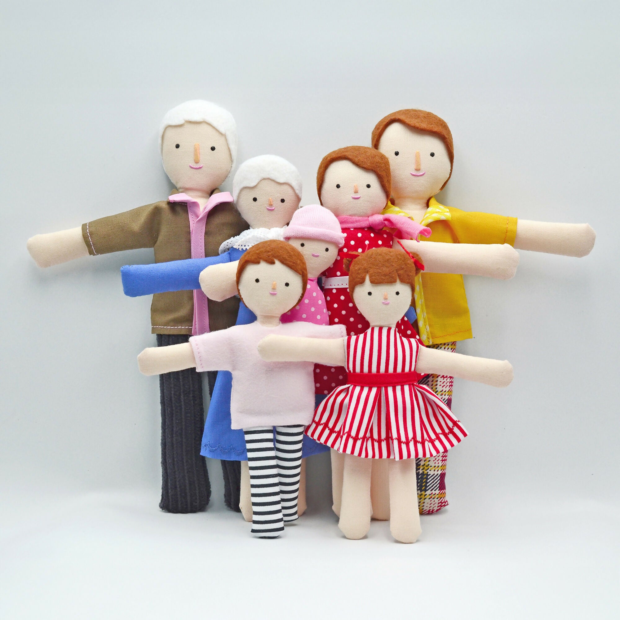 Familia de 7 muñecos de tela