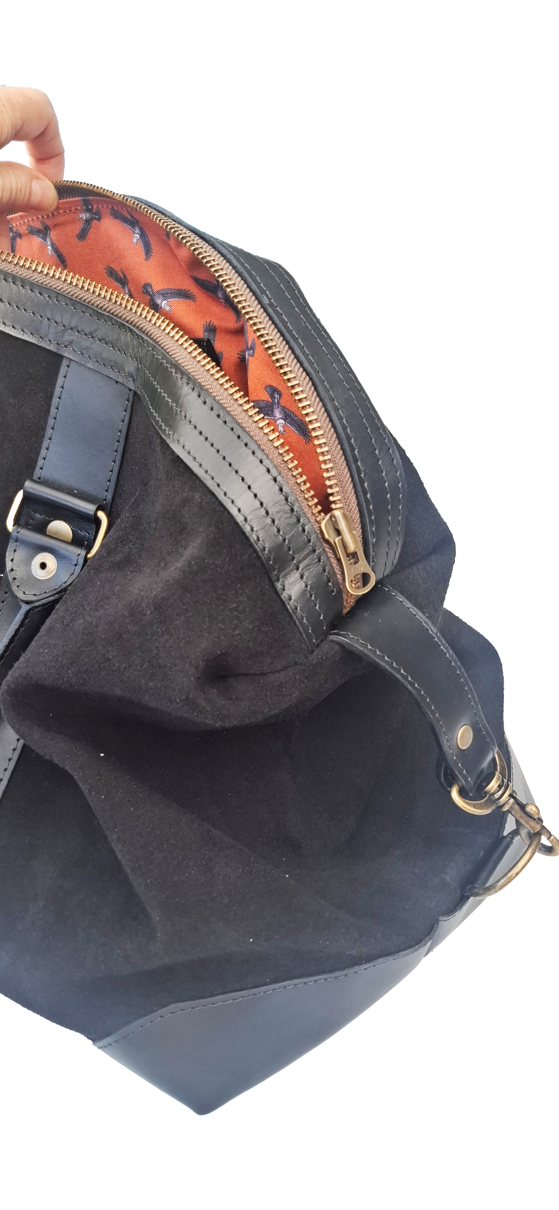 Bolso ULMMO Carpincho negro - forro cóndor Naranjo