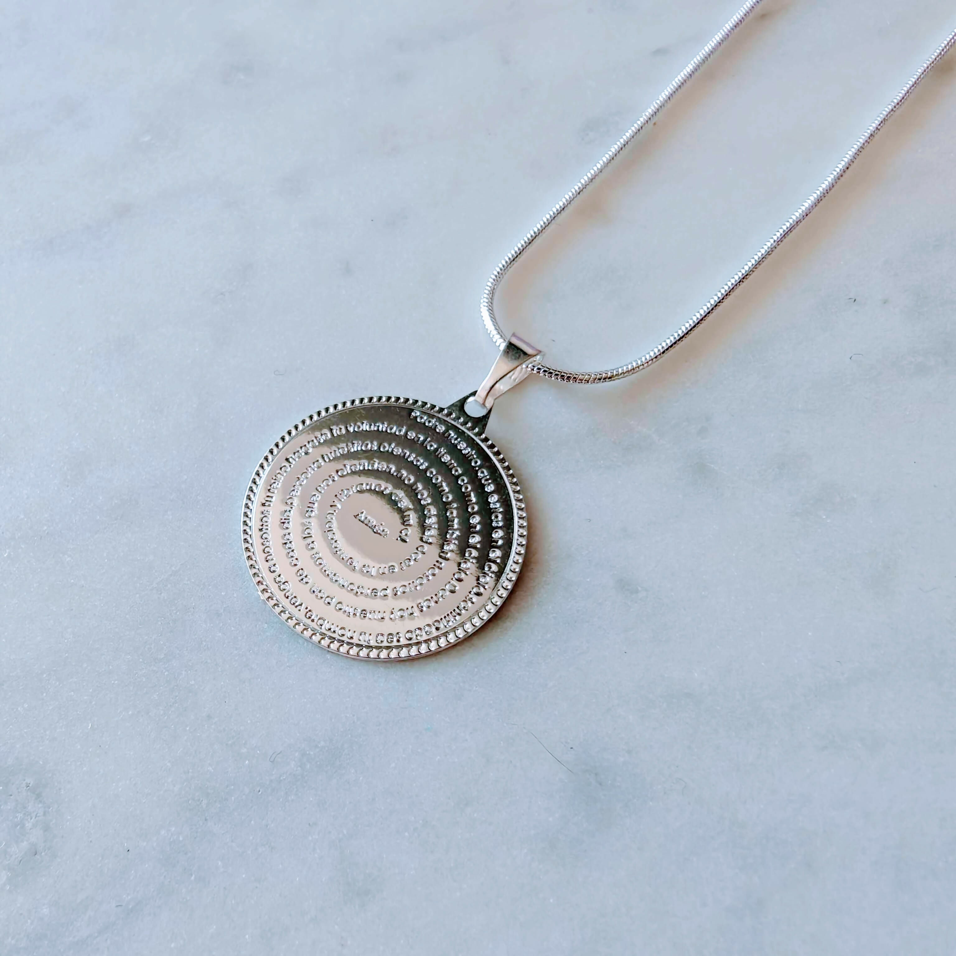 Collar Padre Nuestro bañado en oro blanco