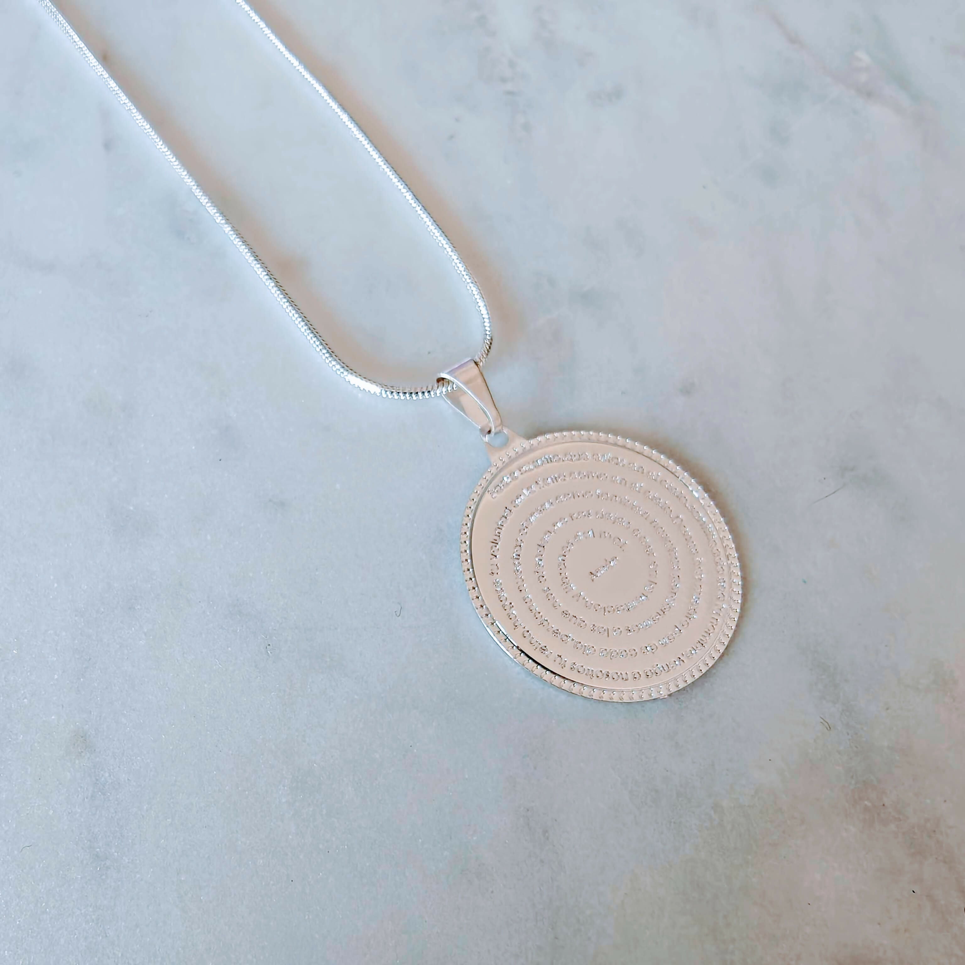 Collar Padre Nuestro bañado en oro blanco