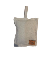 Saquito de lino color gris claro relleno con semillas de lavanda