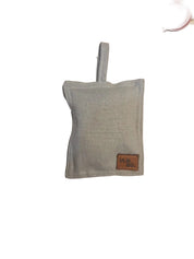 Saquito de lino color gris claro relleno con semillas de lavanda