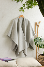 Ruana de Lana Merino Gris Claro bouclé