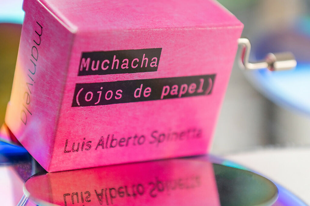 Cajita musical Muchacha (ojos de papel)