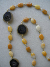 Collar largo ágatas ocre cuerno negro