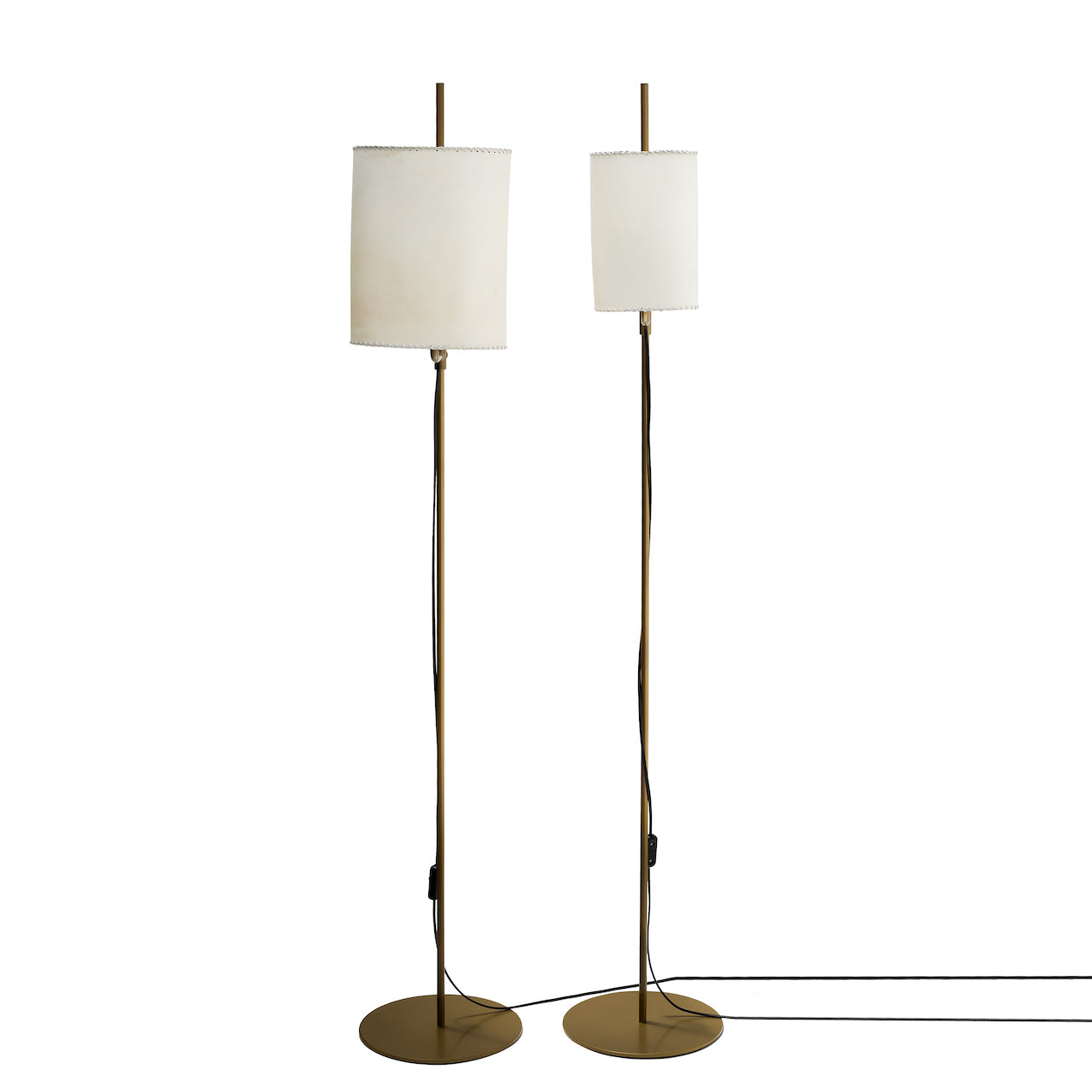 lampara-ovalo-pedestal-pie-pergamino-bronce-maiadesign-interiordesign-decoraciondeinteriores.jpg
