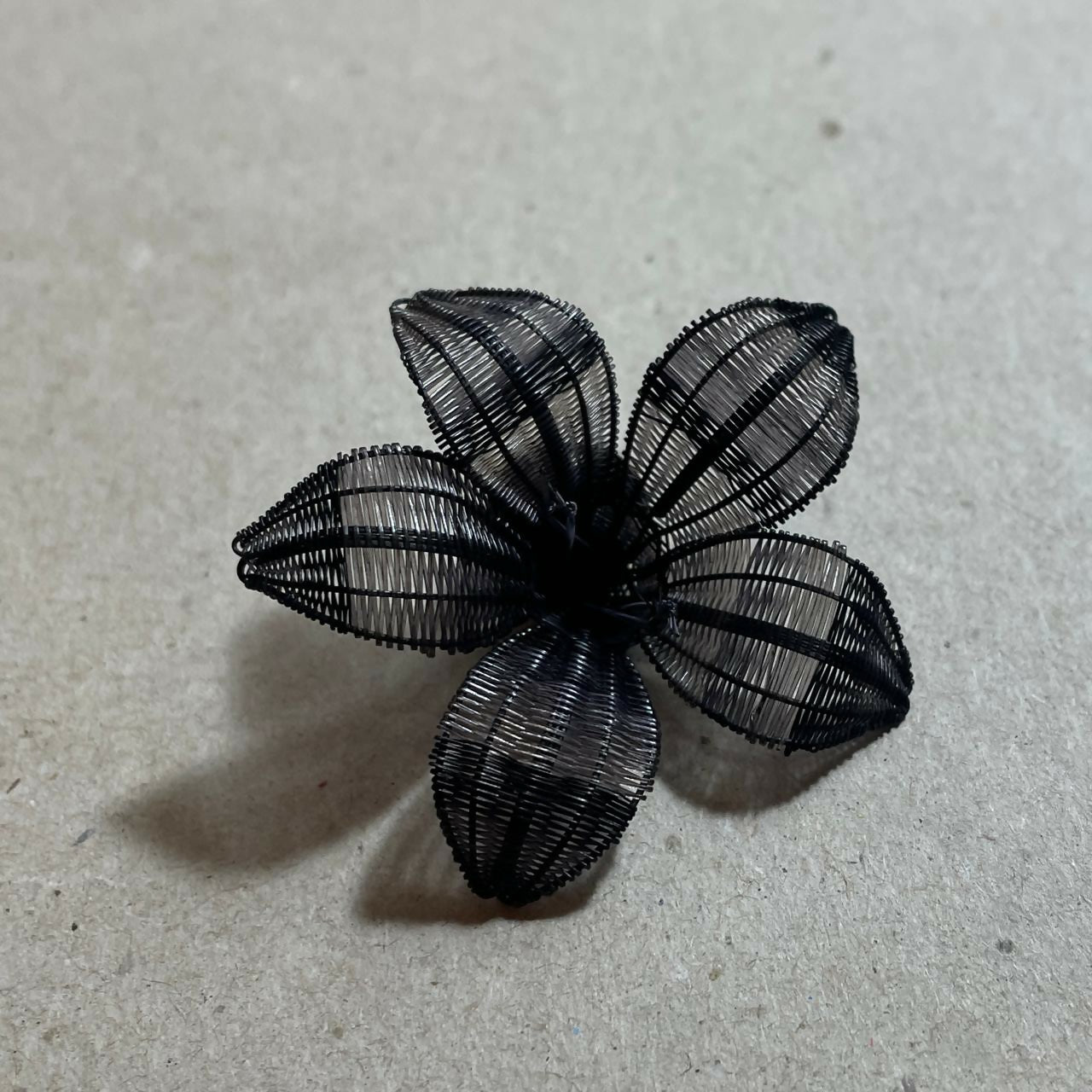 Pin Alpaca Flor Negra (MUT)
