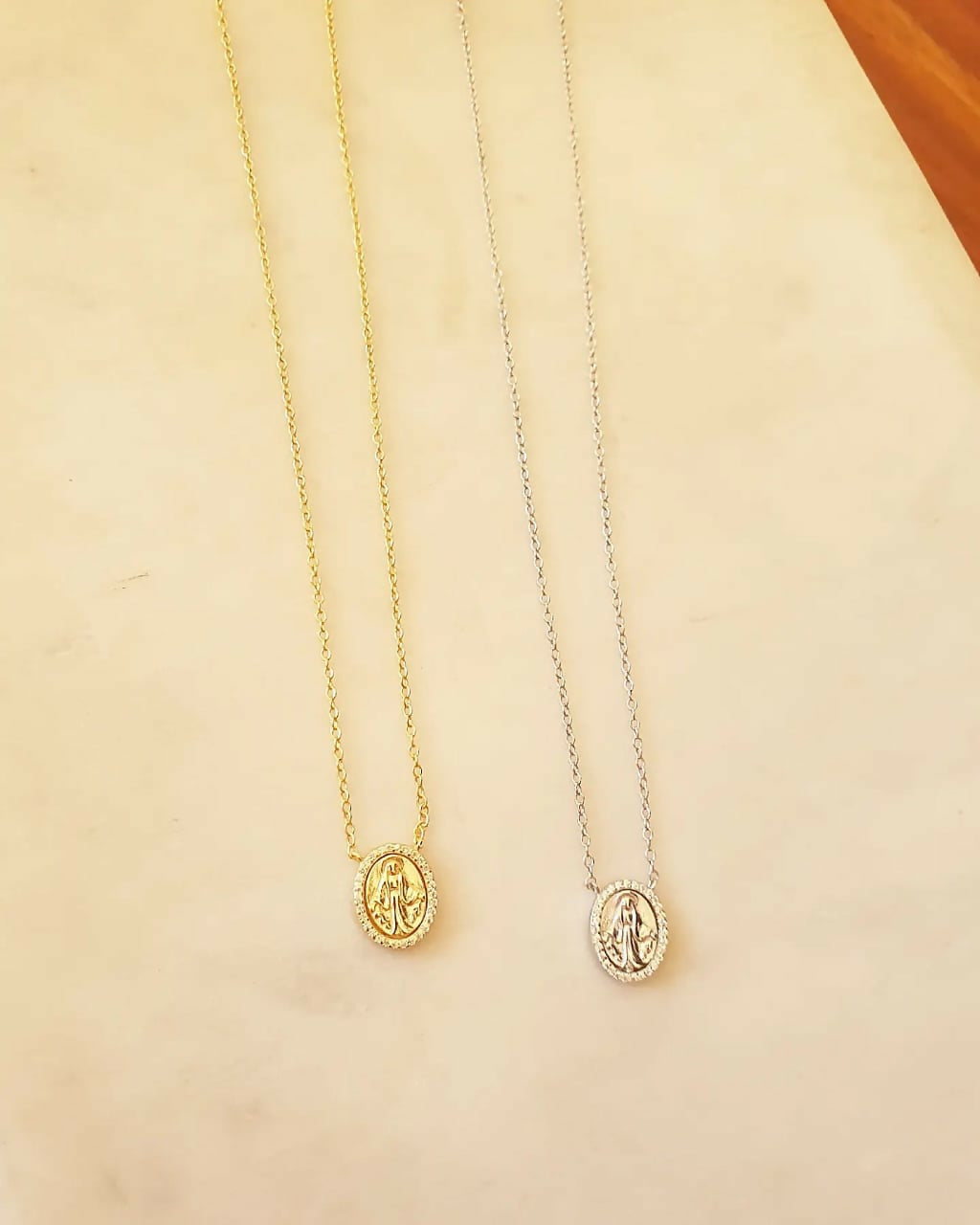 Collar con Virgen de los Rayos baño oro