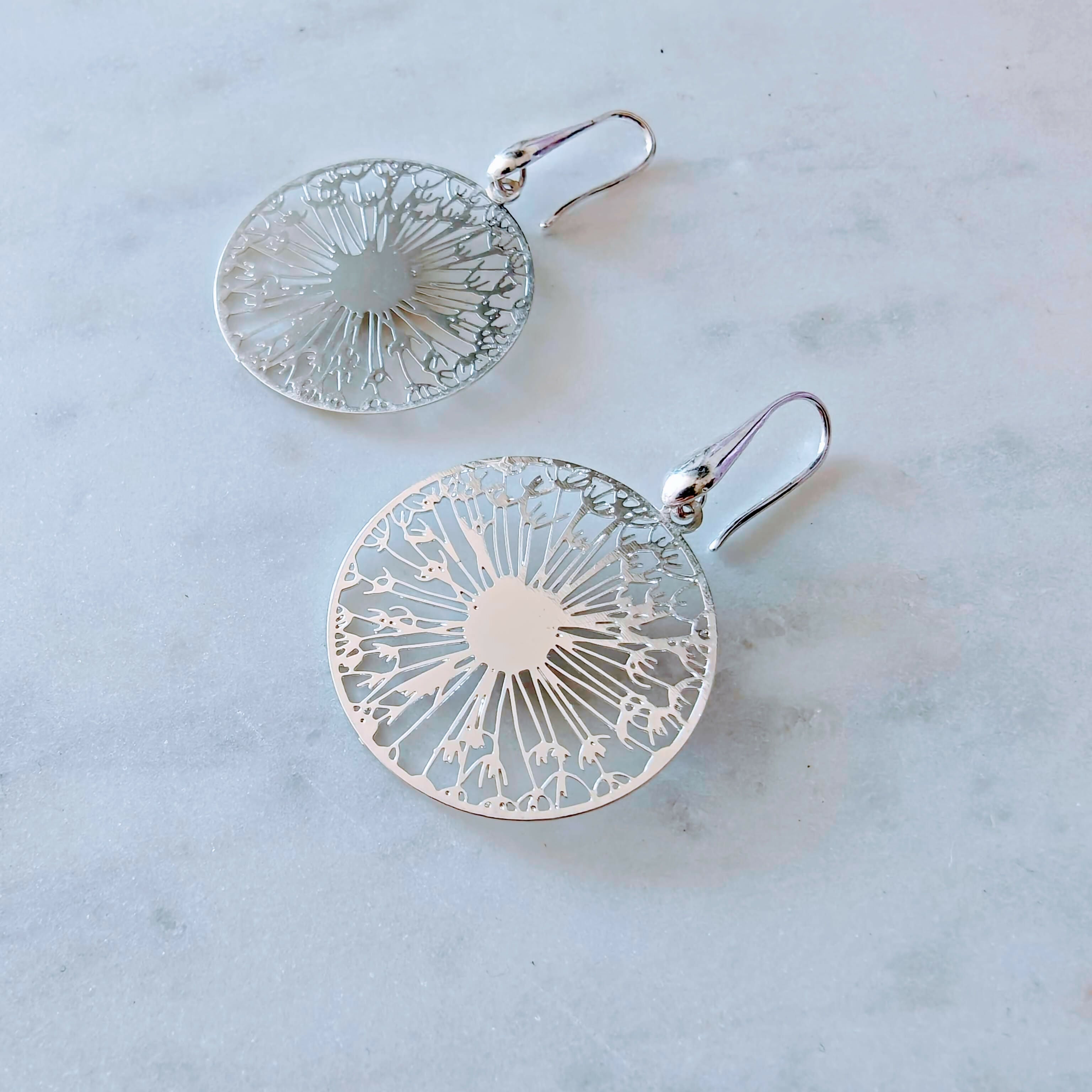 Aros Diente de león bañadas oro blanco