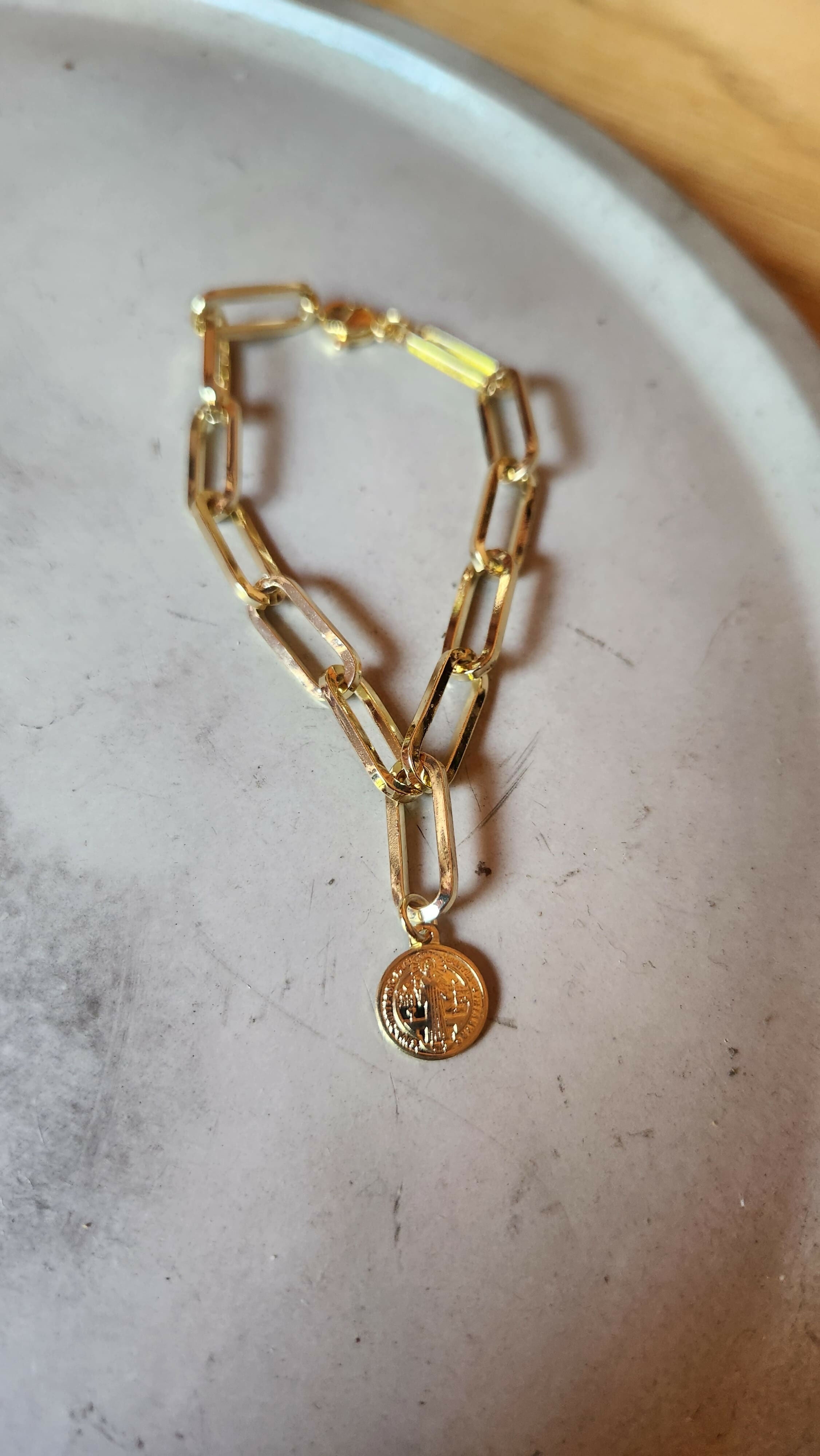 Pulsera eslabones con San Benito baño oro