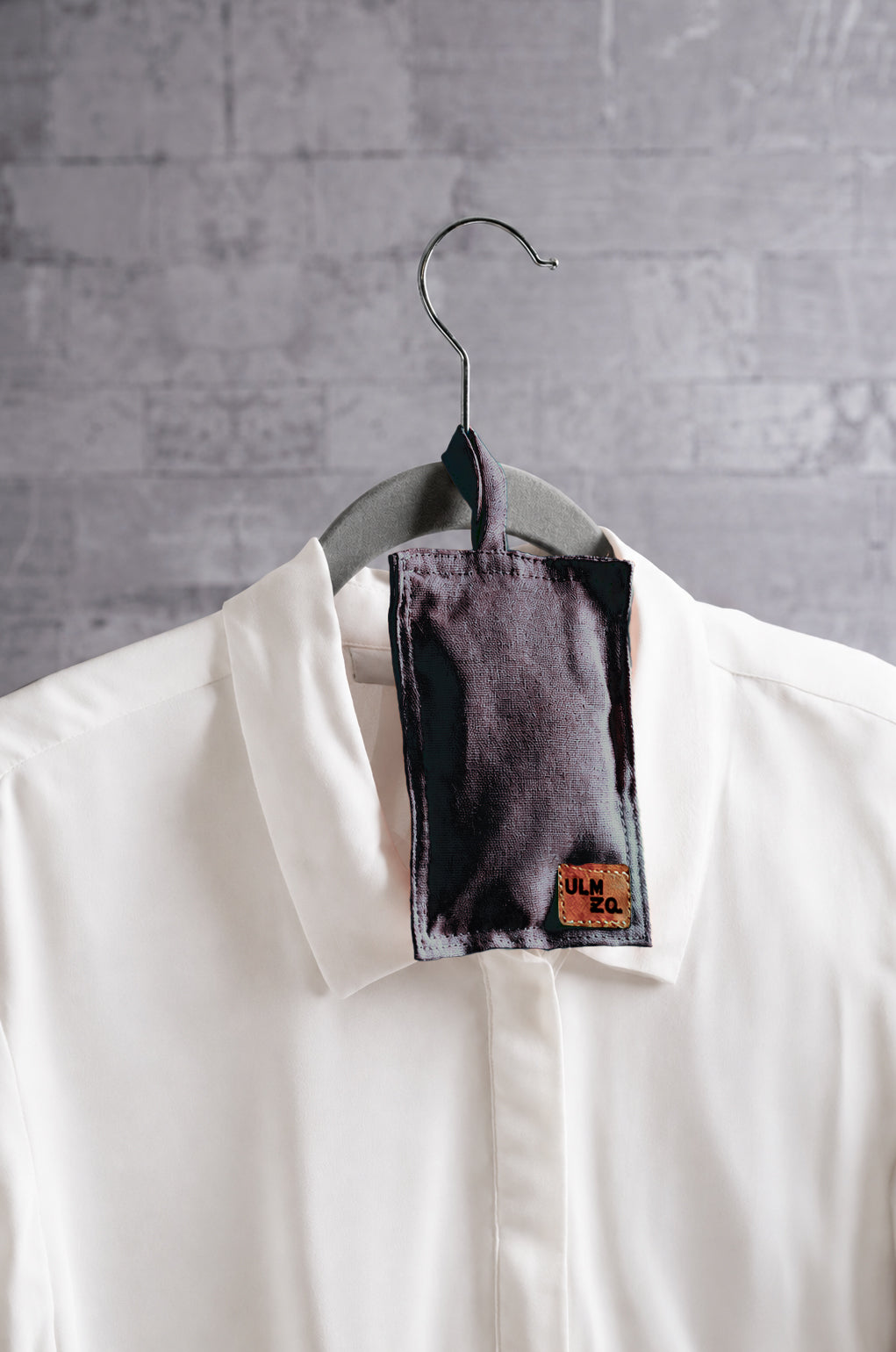 Saquito de lino color gris oscuro relleno con semillas de lavanda y calendula