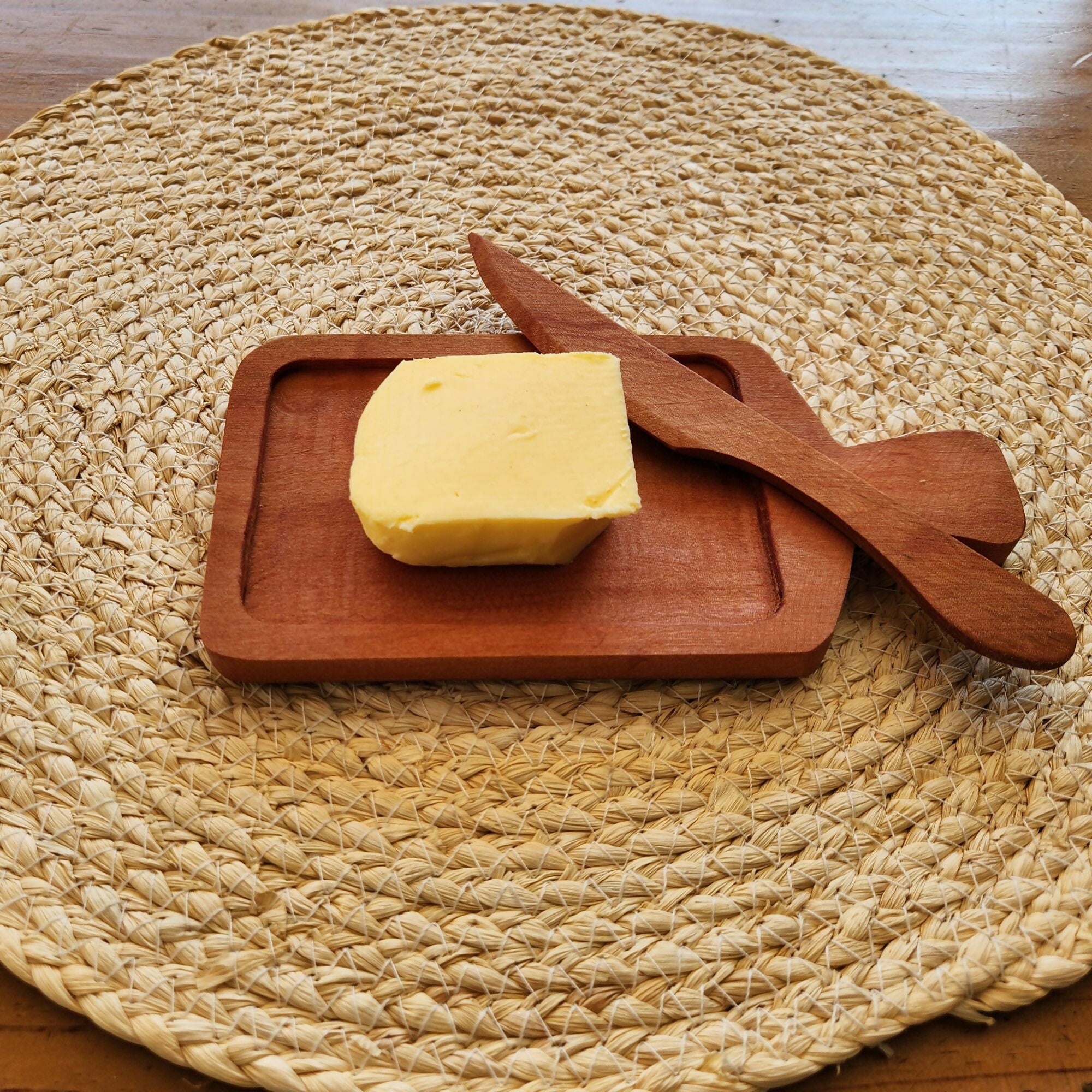 mantequillera con mango al centro con cuchillo madera