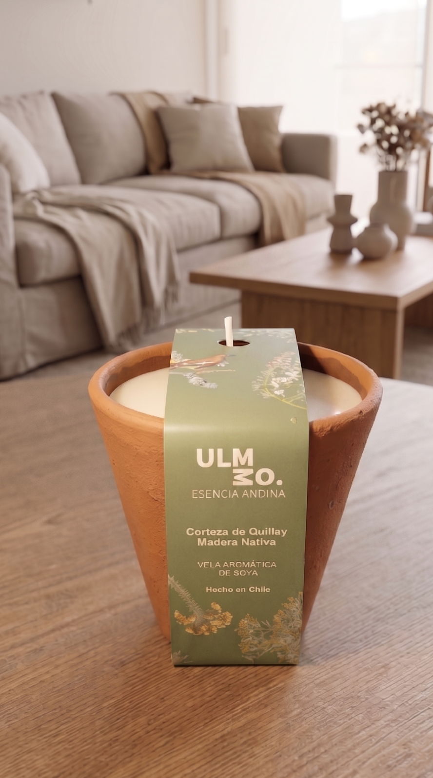 Vela Artesanal en Greda Quillay y Madera Nativa – Esencia Andina, Ulmmo