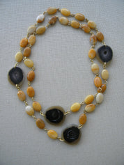 Collar largo ágatas ocre cuerno negro