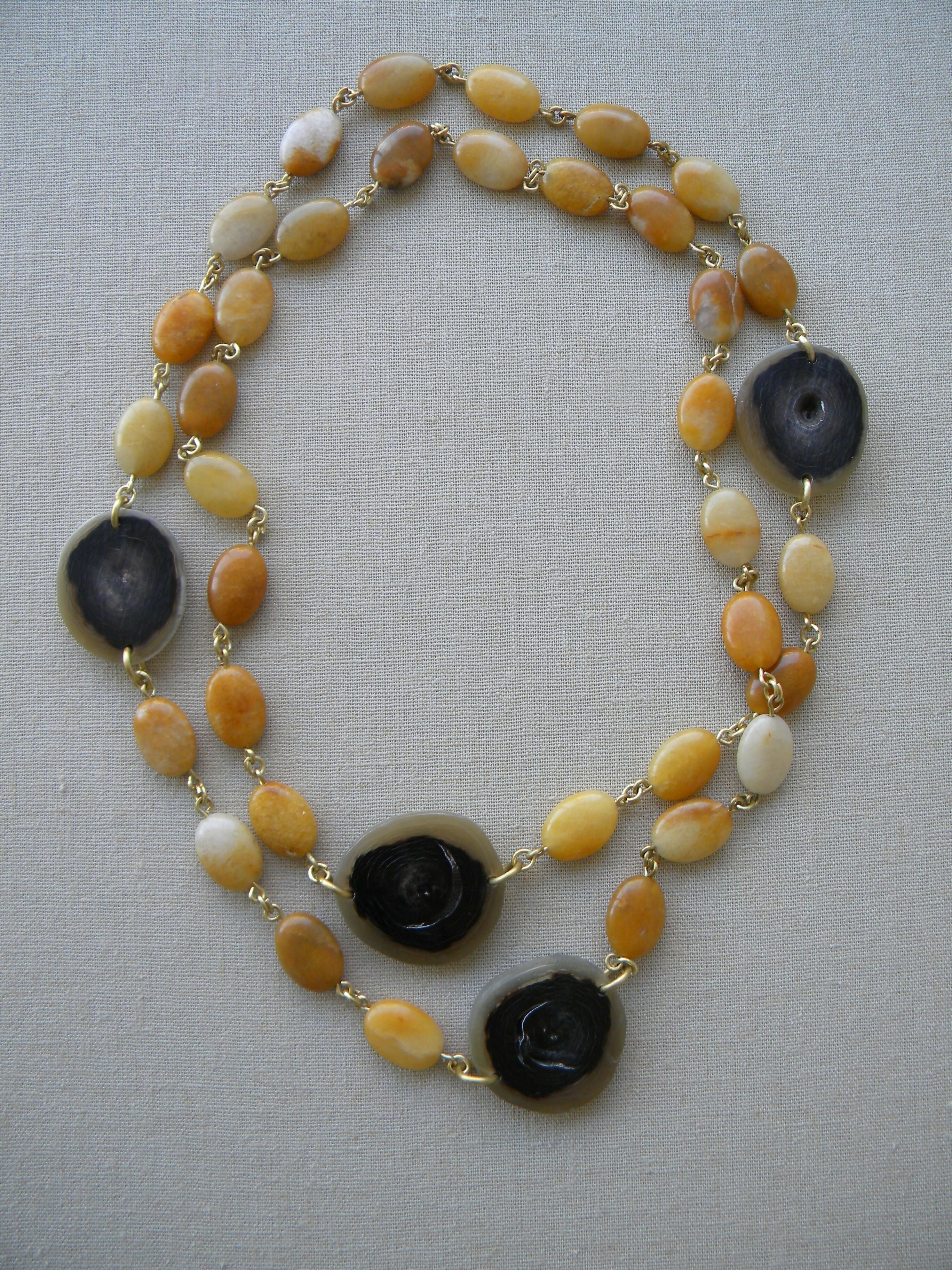 Collar largo ágatas ocre cuerno negro