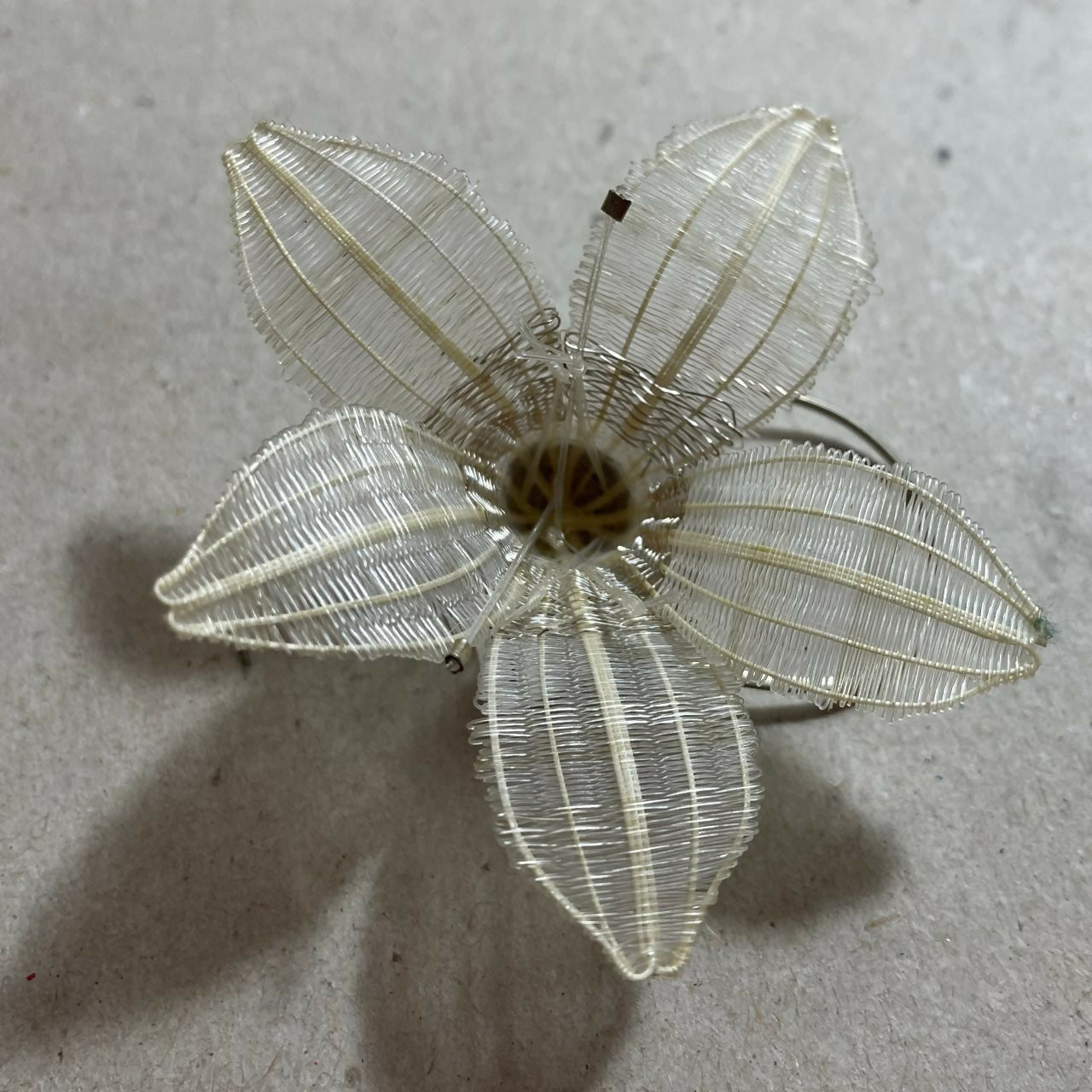 Broche Alpaca Flor Crin/Ag Blanca (L Carrera)