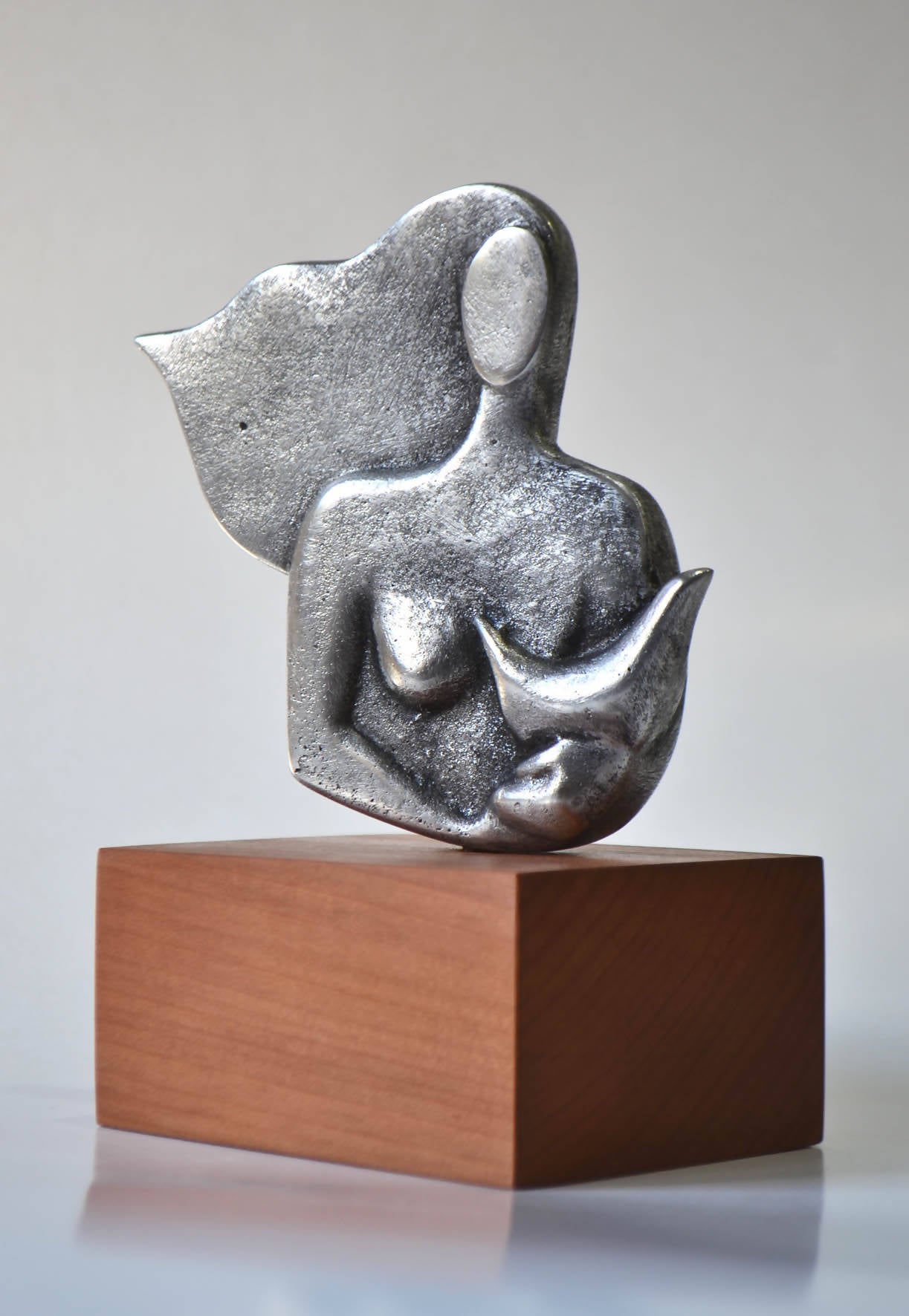 Mujer acunando sueños