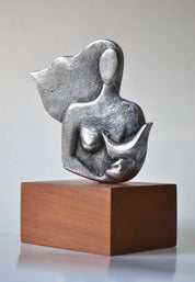 Mujer acunando sueños