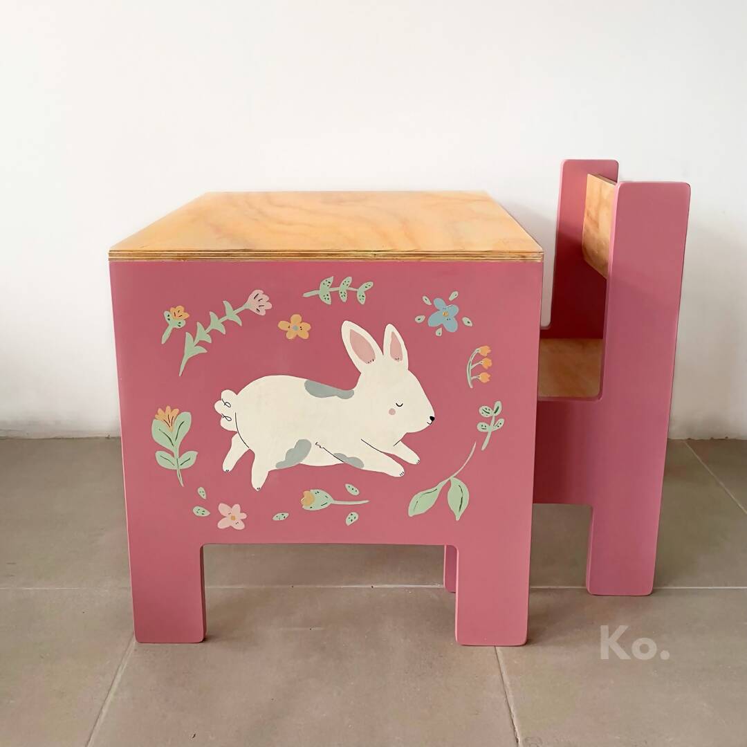 (A PEDIDO) Mesa con una silla "Rabbits and Carrot"