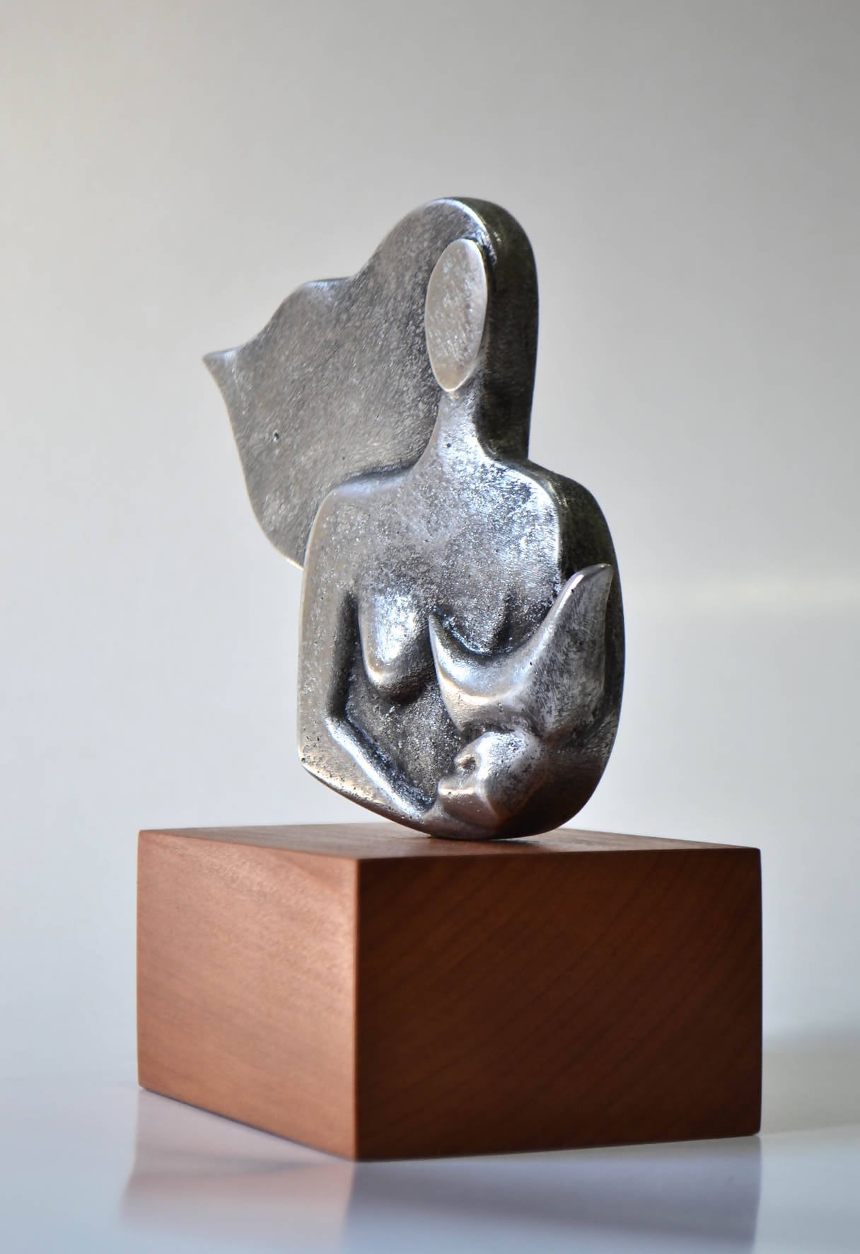 Mujer acunando sueños