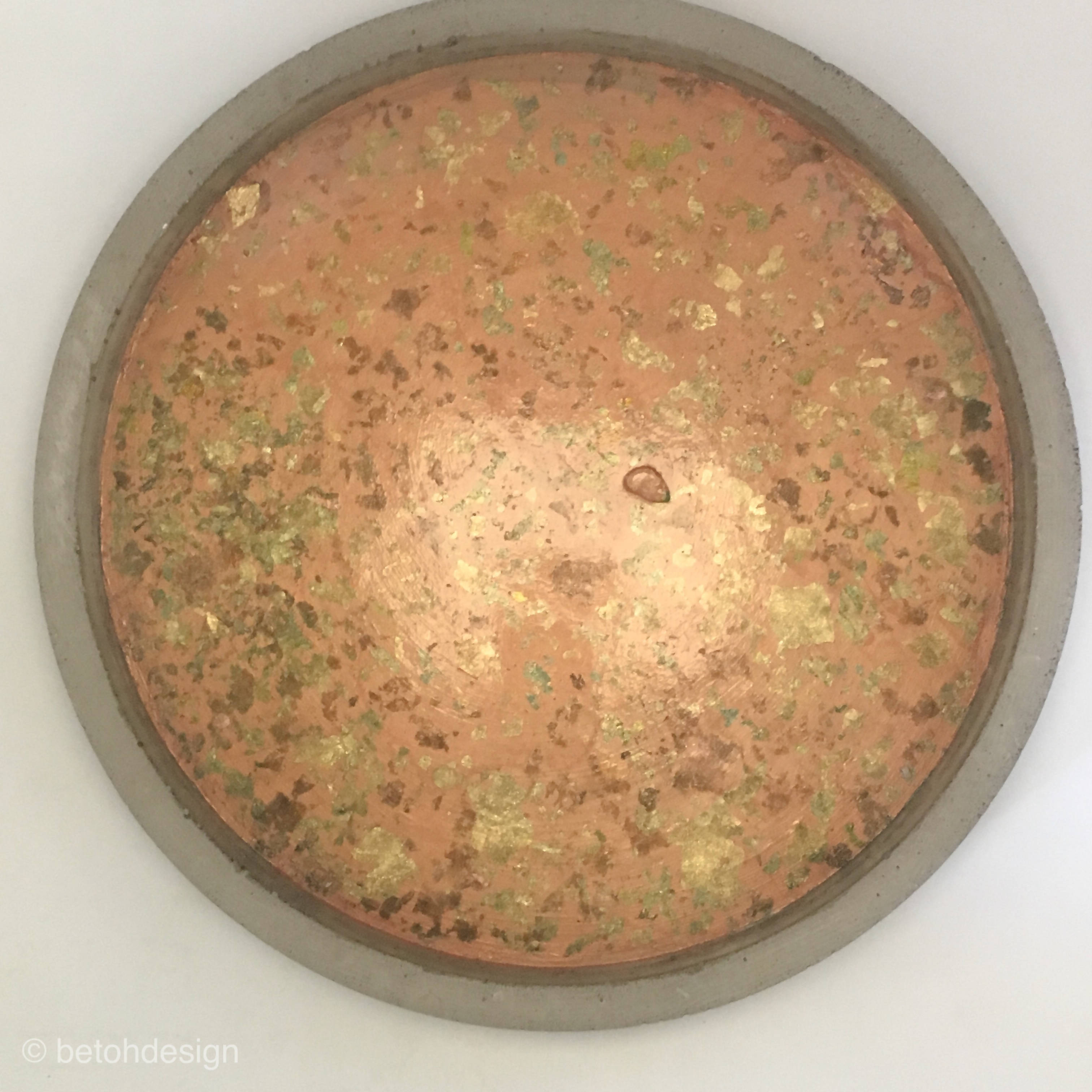 BANDEJA DECORATIVA DE HORMIGON, COBRE CON LAMINAS METALICAS