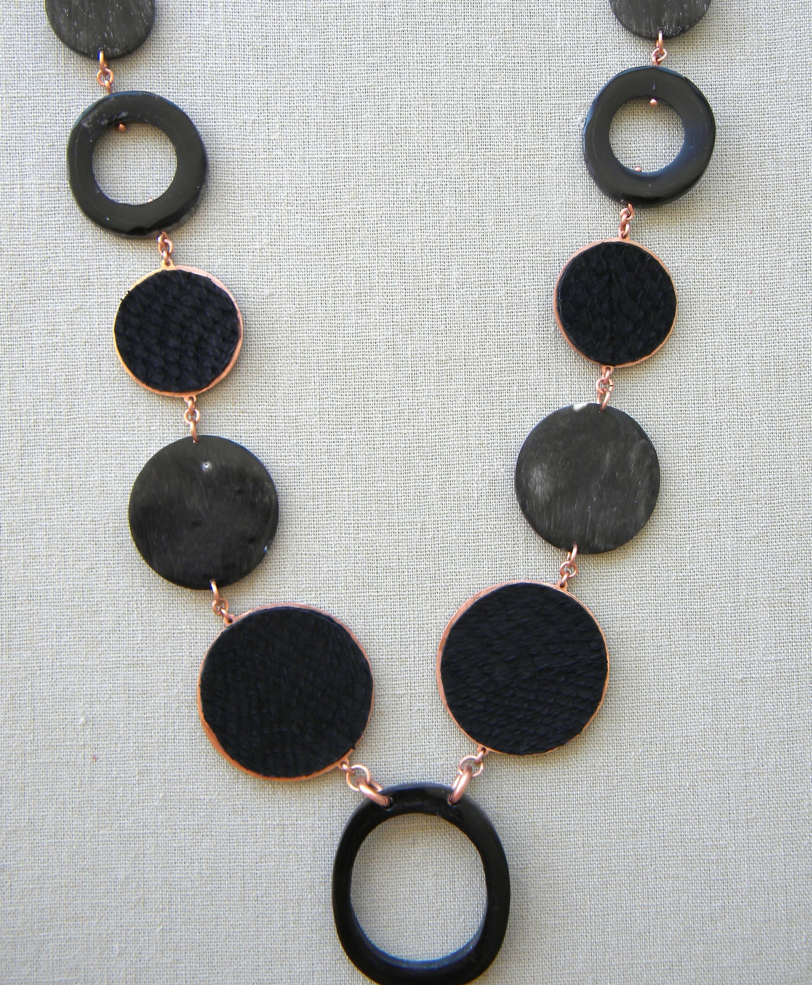 COLLAR COBRE CÍRCULOS SALMÓN Y CUERNO