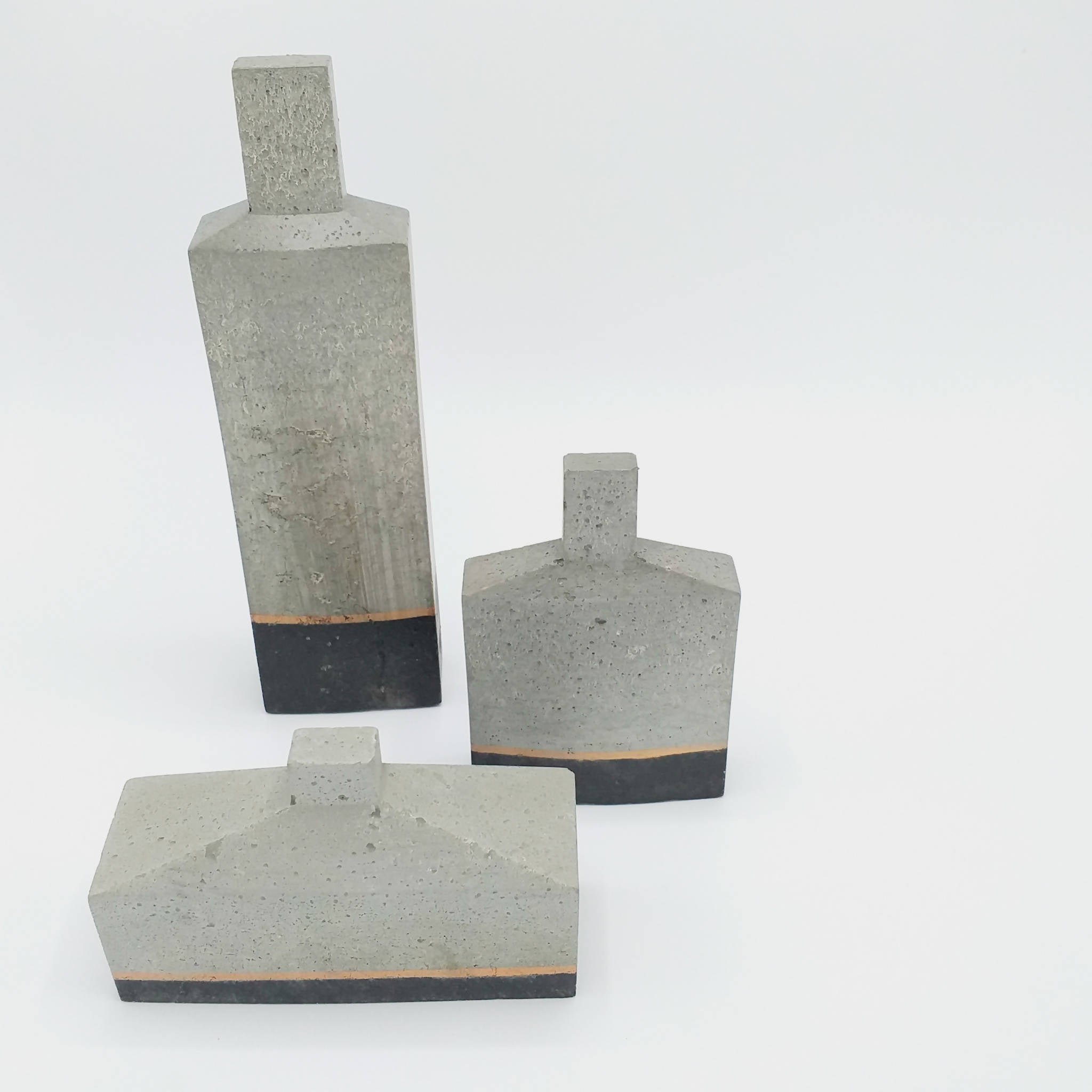 3 BOTELLONES ESCULTURALES DE HORMIGÓN, COLECCIÓN BRANN