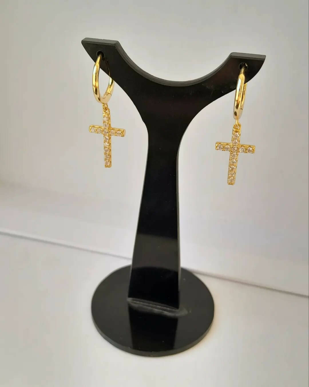 Argollas con cruz colgando baño oro