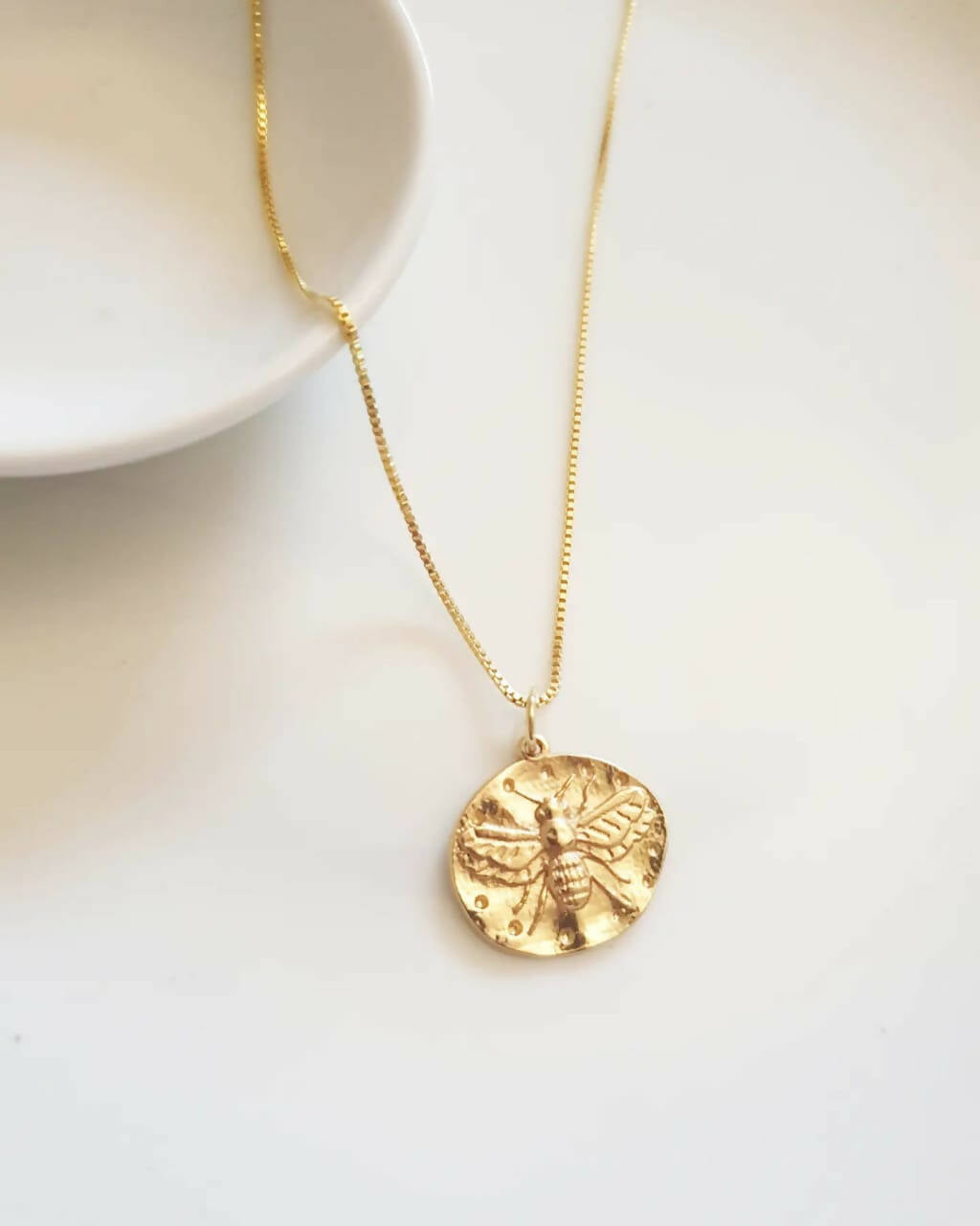 CADENA COLGANTE ABEJA BAÑO ORO