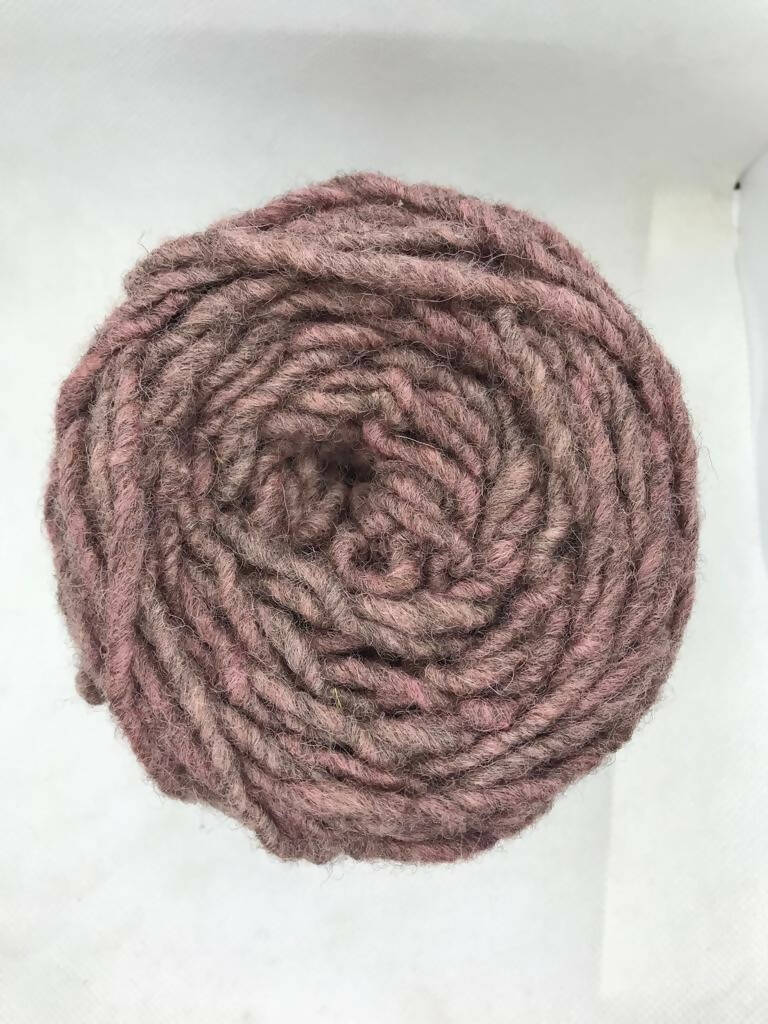 Ovillo de lana gruesa  Ciruelo – La Ovejita de Dollinco
