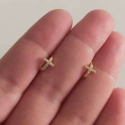 Mini argollas con cruz baño oro