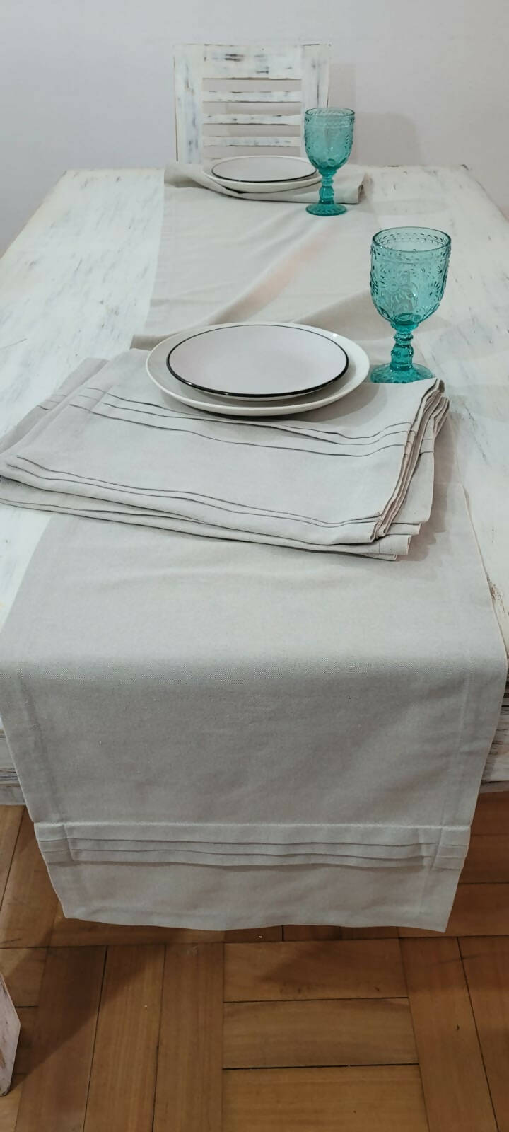 CAMINO DE MESA LINO COLOR TAUPE CON ALFORZAS EN SUS EXTREMOS