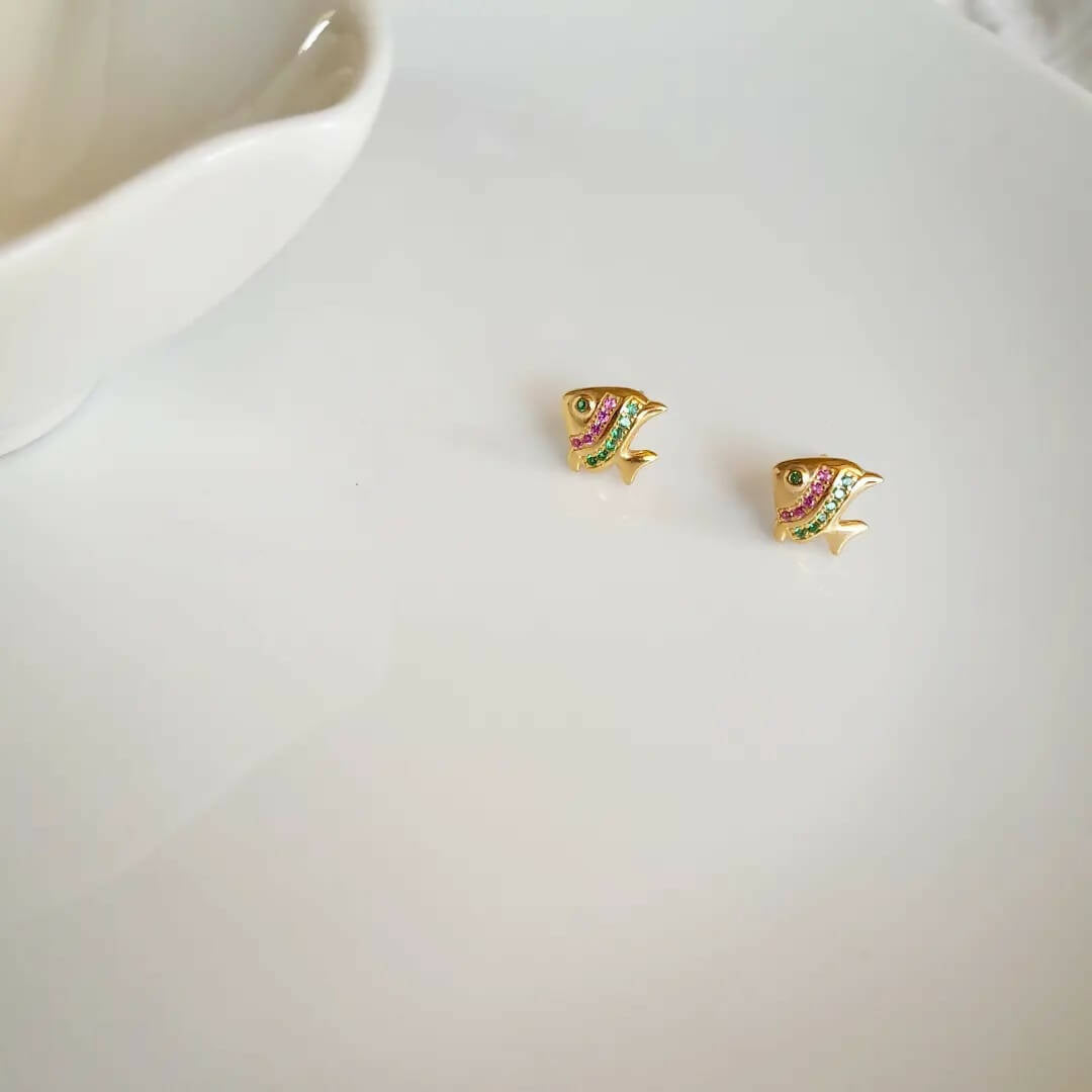 AROS PESCADO CON CIRCONES DE COLORES BAÑO ORO