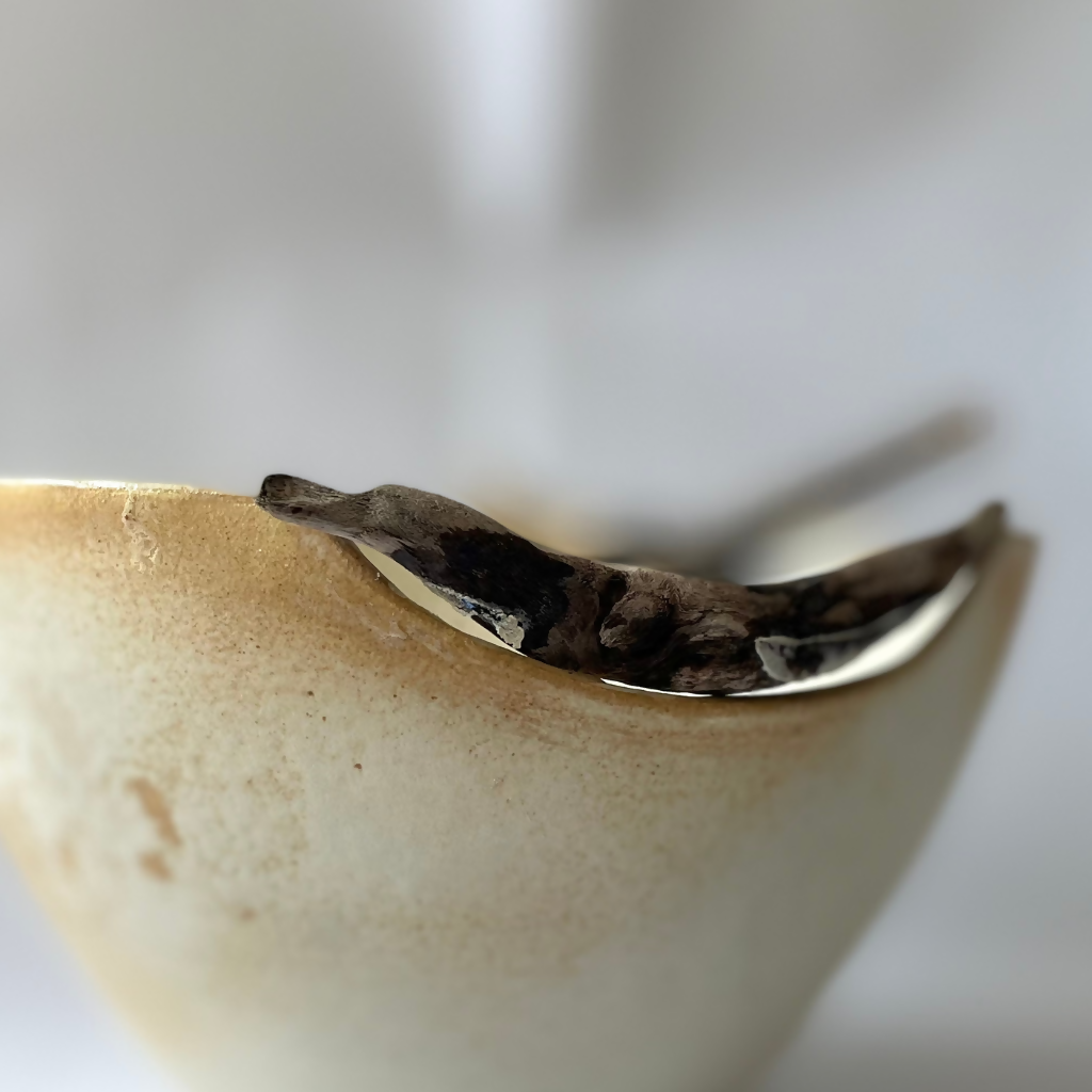 Vasija con detalle en madera