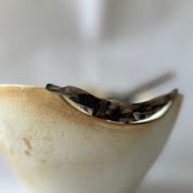 Vasija con detalle en madera