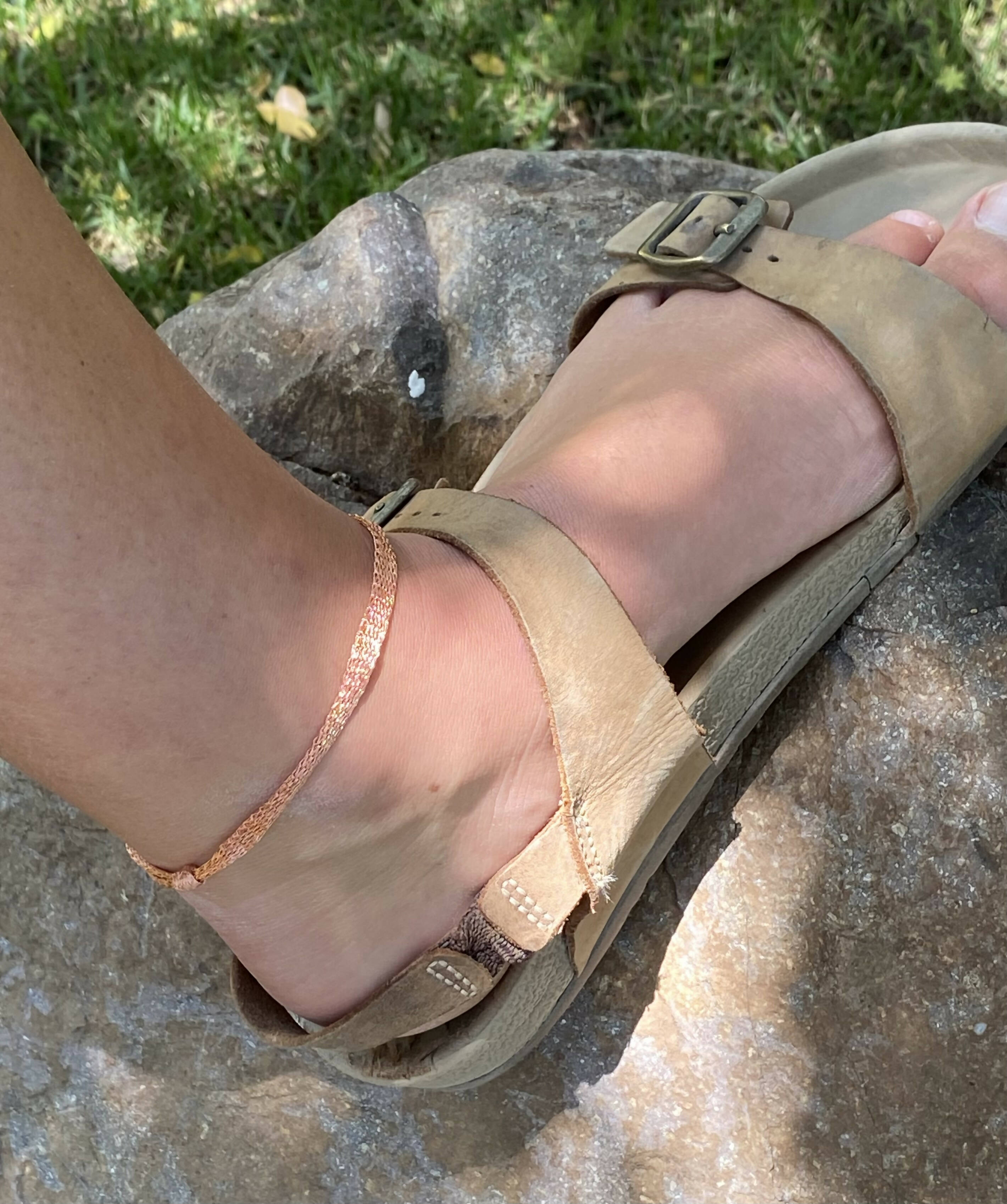 tobillera cobre tejida