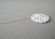COLLAR CADENA PLATA FLOR NÁCAR GRANDE MULTIPÉTALO
