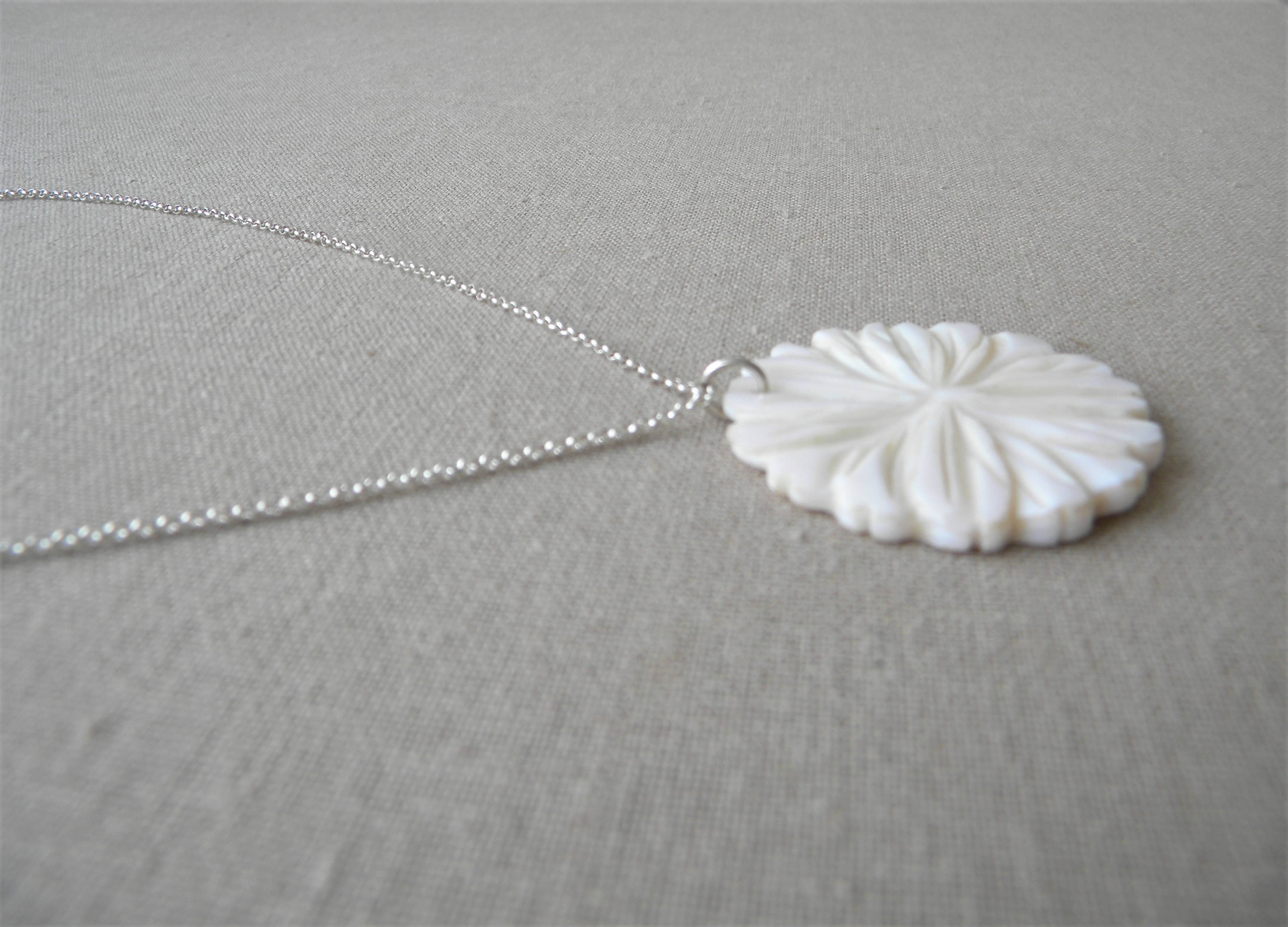 COLLAR CADENA PLATA FLOR NÁCAR GRANDE MULTIPÉTALO