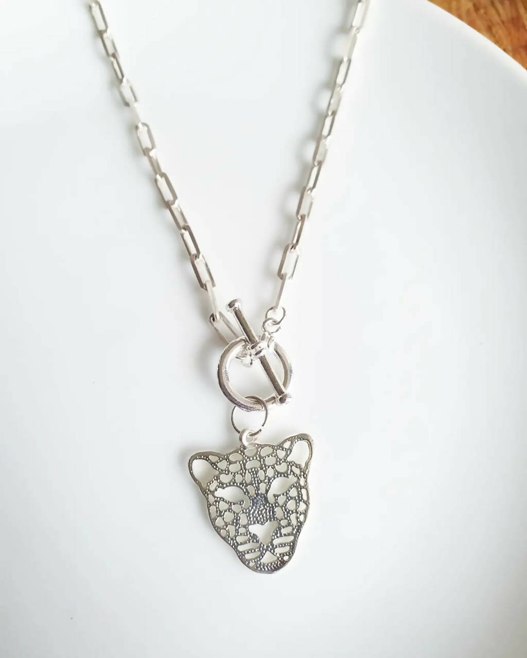 COLLAR ESLABONES CON LEOPARDO - BRONCE BAÑO PLATA