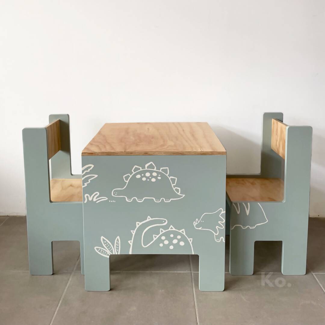 (A PEDIDO) Mesa con dos sillas "Dinosaurios"