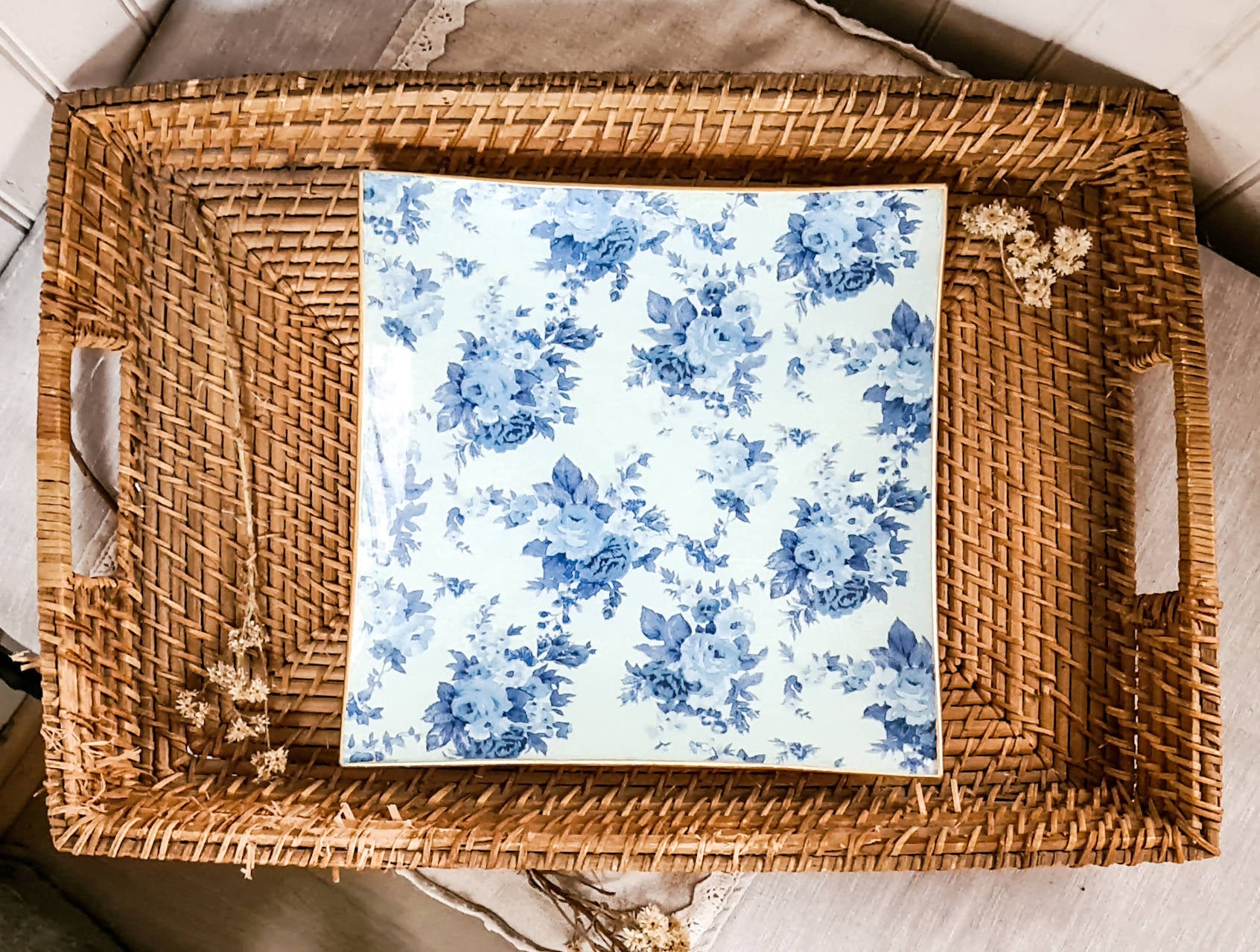 Plato Fondo Flores azules cuadrado