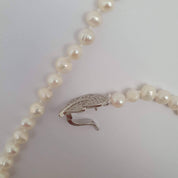 Collar largo perlas de agua dulce con broche hoja microcircones