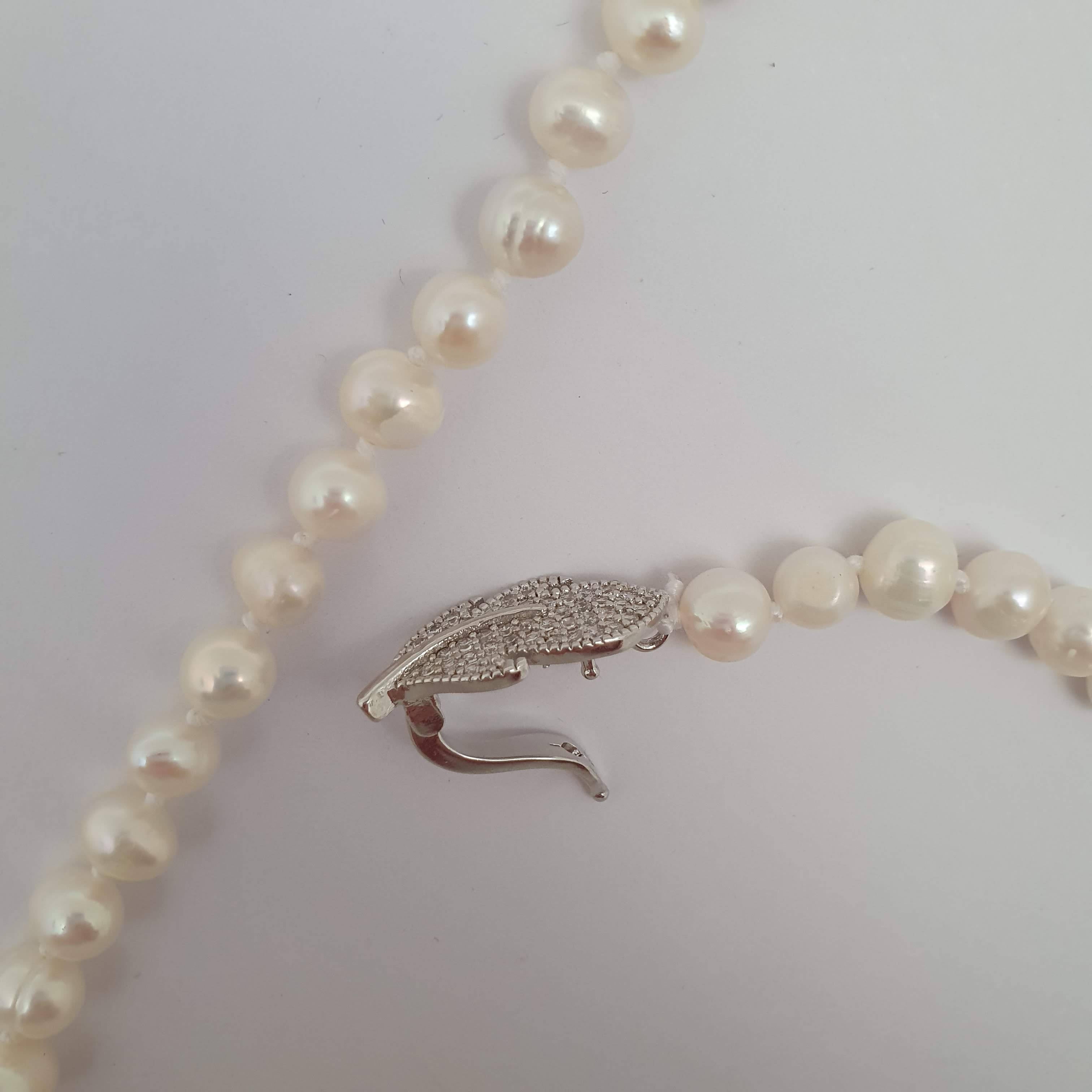 Collar largo perlas de agua dulce con broche hoja microcircones