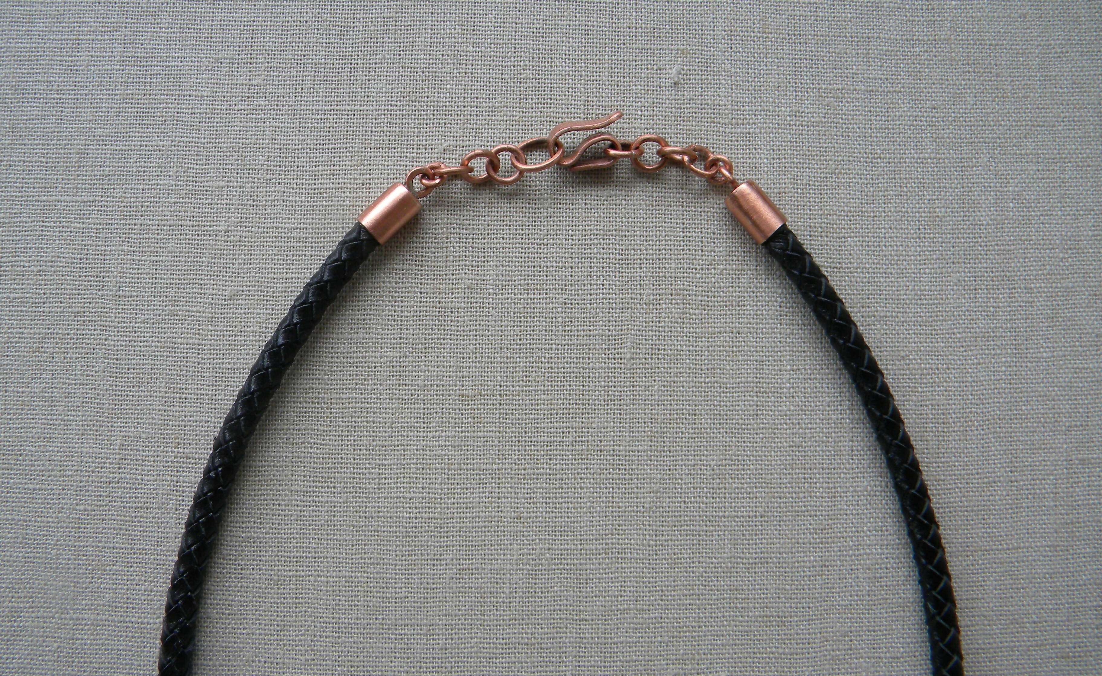 COLLAR COBRE CUERO COLGANTE CALADO SALMÓN AZUL MARINO