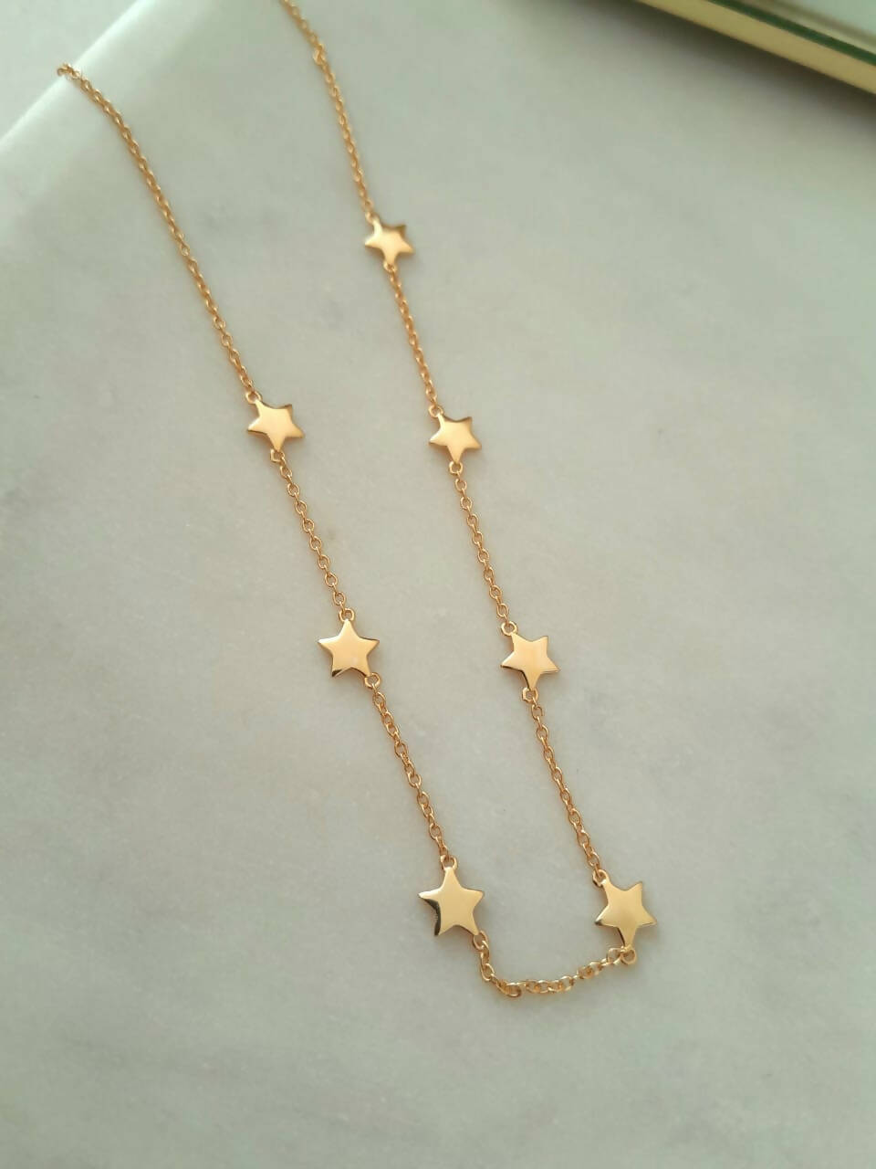 CHOCKER ESTRELLAS BAÑO ORO