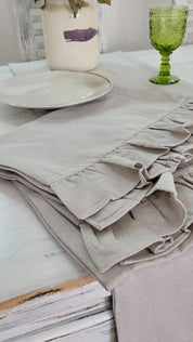 Camino de mesa con vuelos de lino color taupé