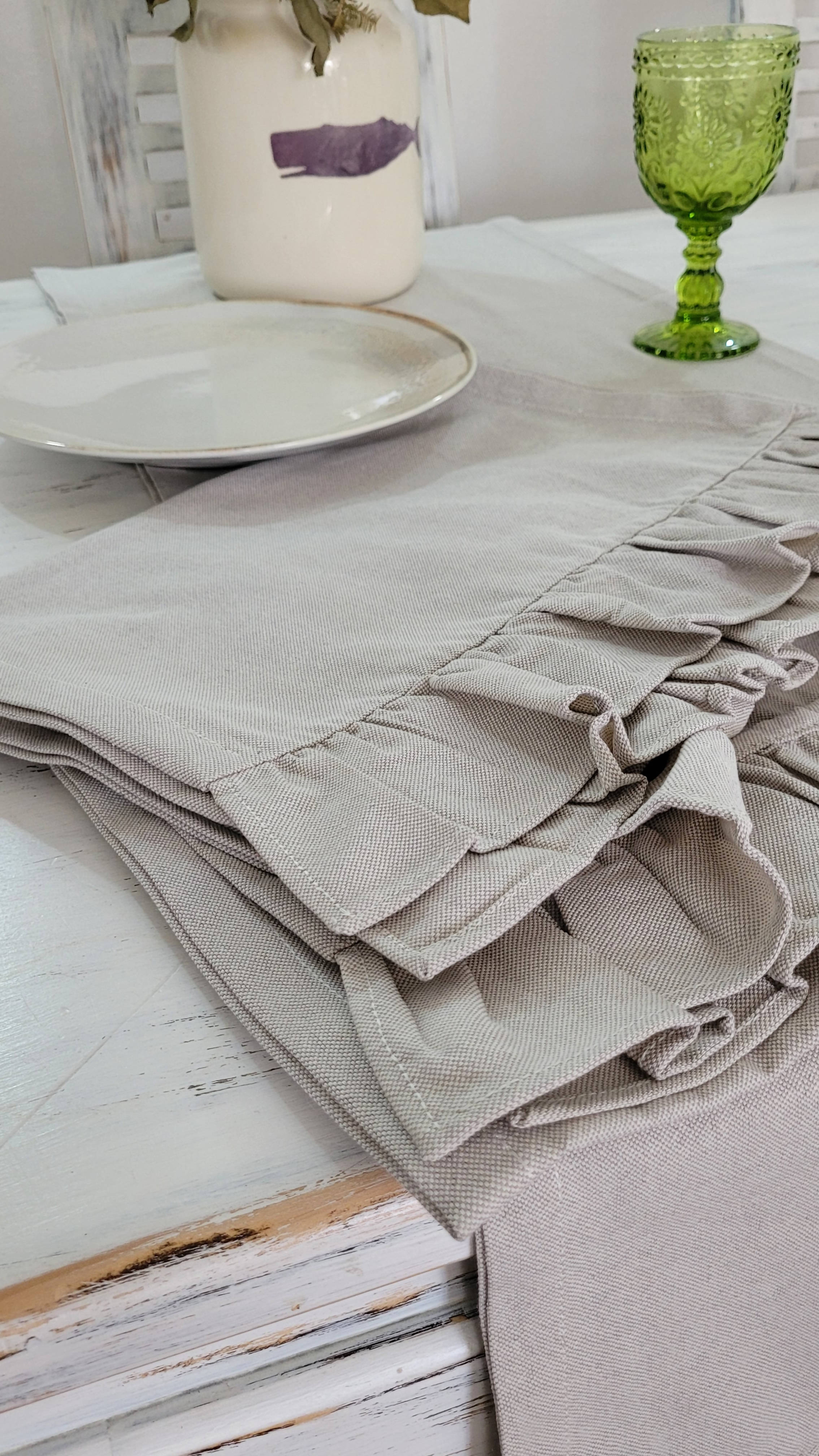 Camino de mesa con vuelos de lino color taupé