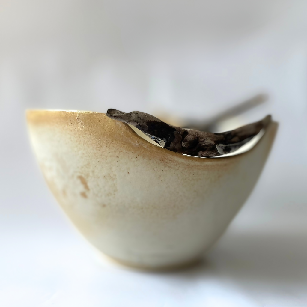 Vasija con detalle en madera