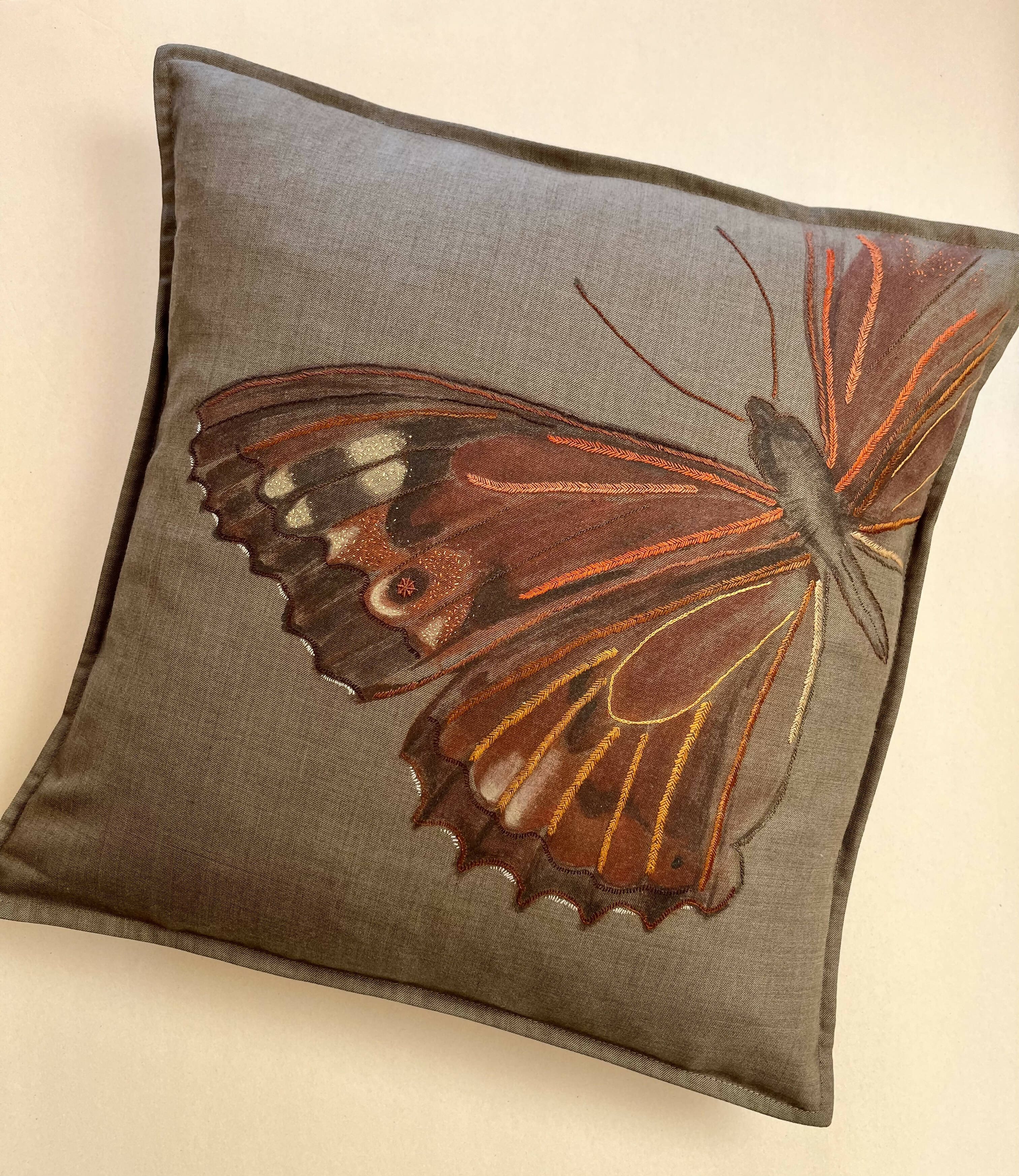 Funda de cojín con mariposa pintada y bordada a mano