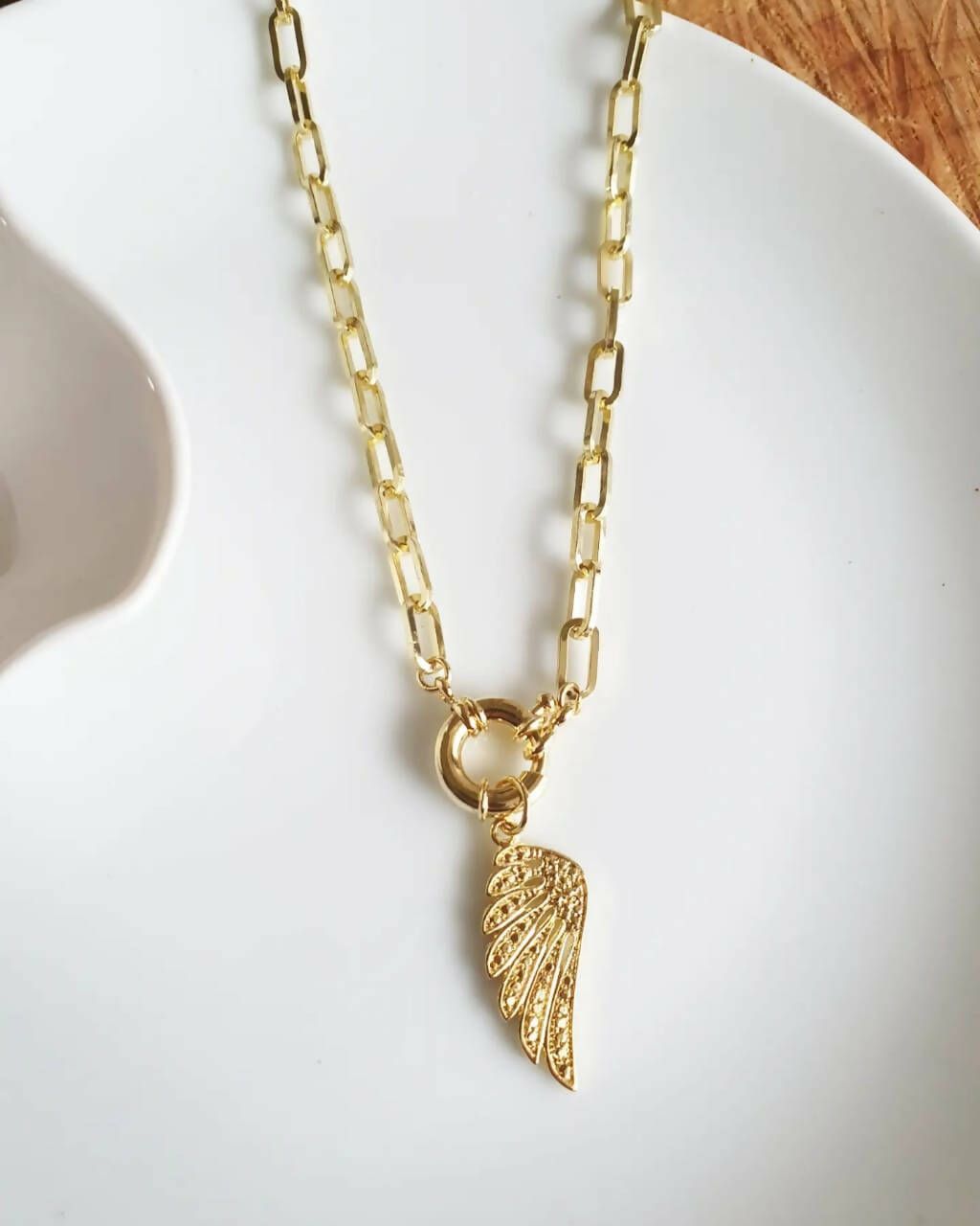 COLLAR ESLABONES CON ALITA - BRONCE BAÑO ORO